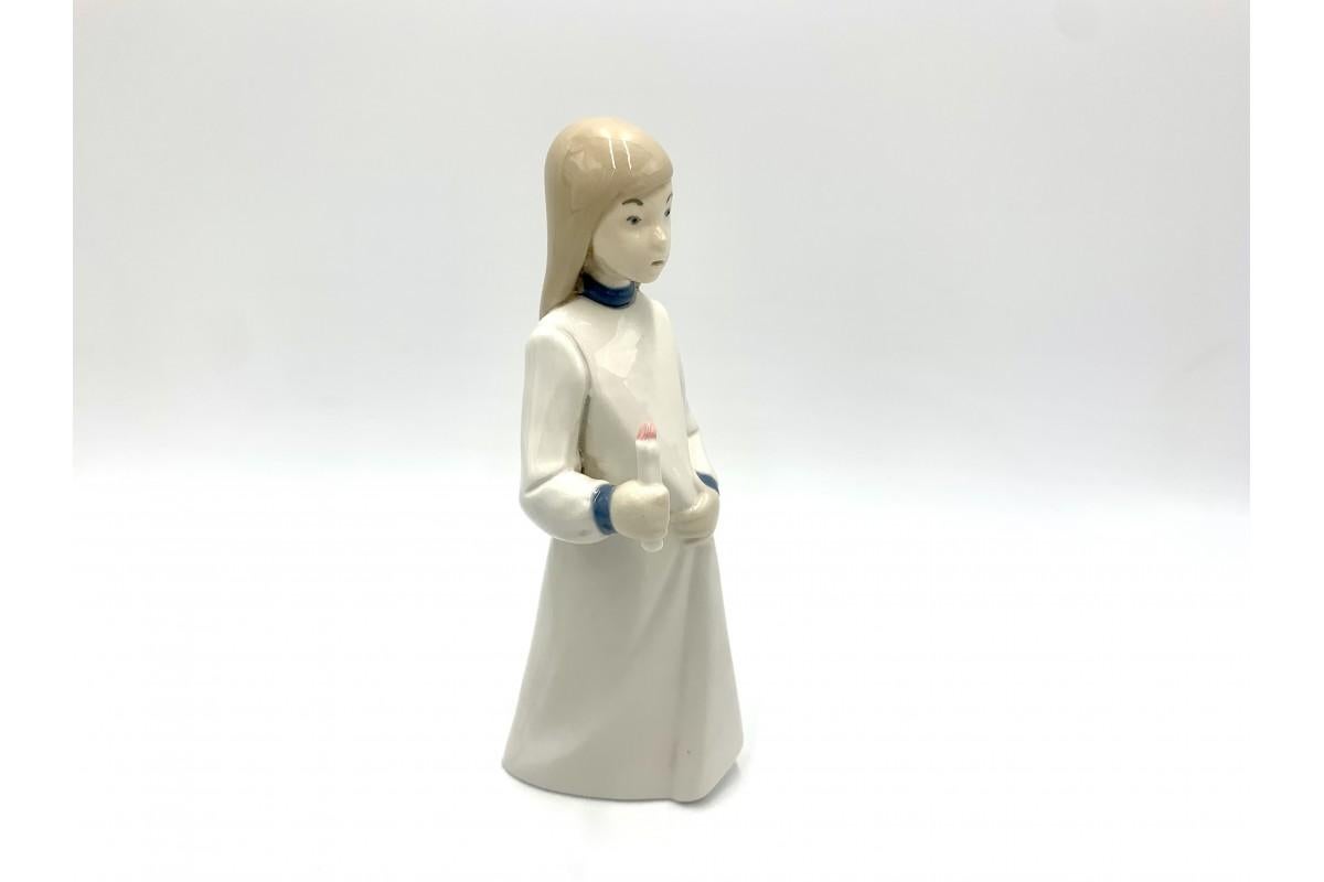 Porzellanfigur eines Mädchens mit einer Kerze

Gezeichnet REX Valencia

Handgefertigt in Spanien

Hergestellt in den 1980er Jahren.

Maße: Höhe 23 cm, Durchmesser 8 cm.