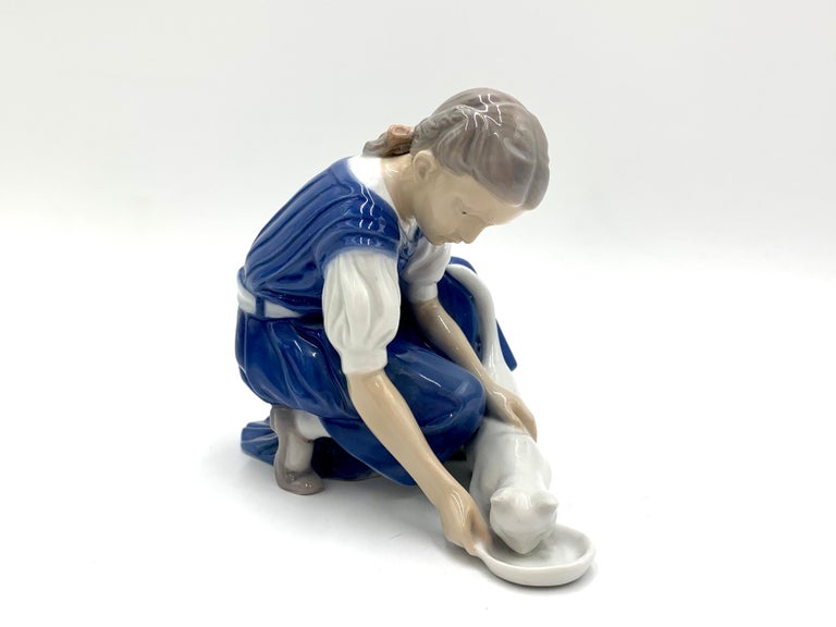 Porcelain figurine of a girl feeding a white cat

Made in Denmark by Bing & Grondahl

Produced in 1950-1965

Model number # 1745

Very good condition, no damage

Measures: height 13.5cm width 13cm depth 15cm.