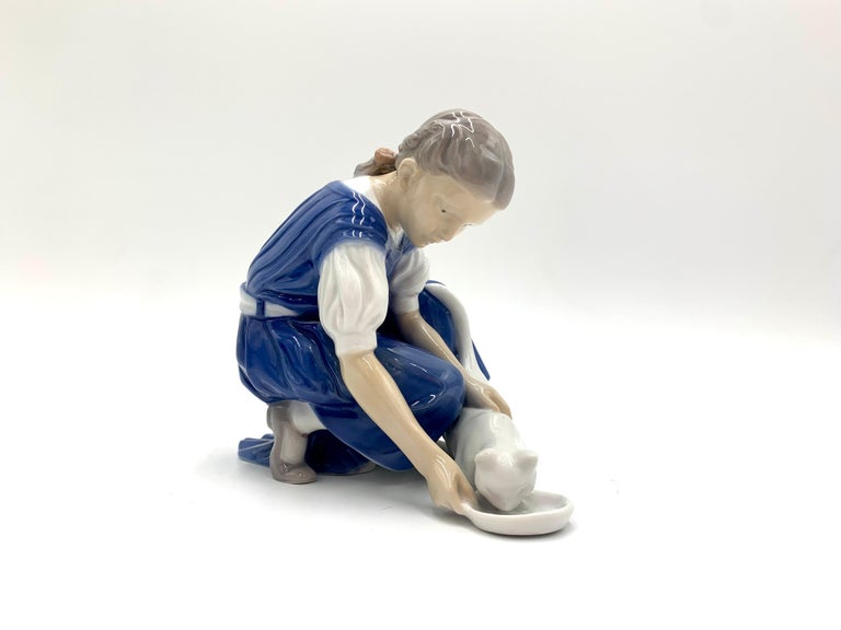 Mid-Century Modern Porcelain Figurine of a Girl with a Cat, Bing & Grondahl, Denmark, 1950s / 1960s For Sale