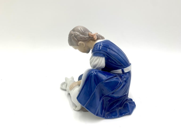 Porcelain Figurine of a Girl with a Cat, Bing & Grondahl, Denmark, 1950s / 1960s In Good Condition For Sale In Chorzów, PL