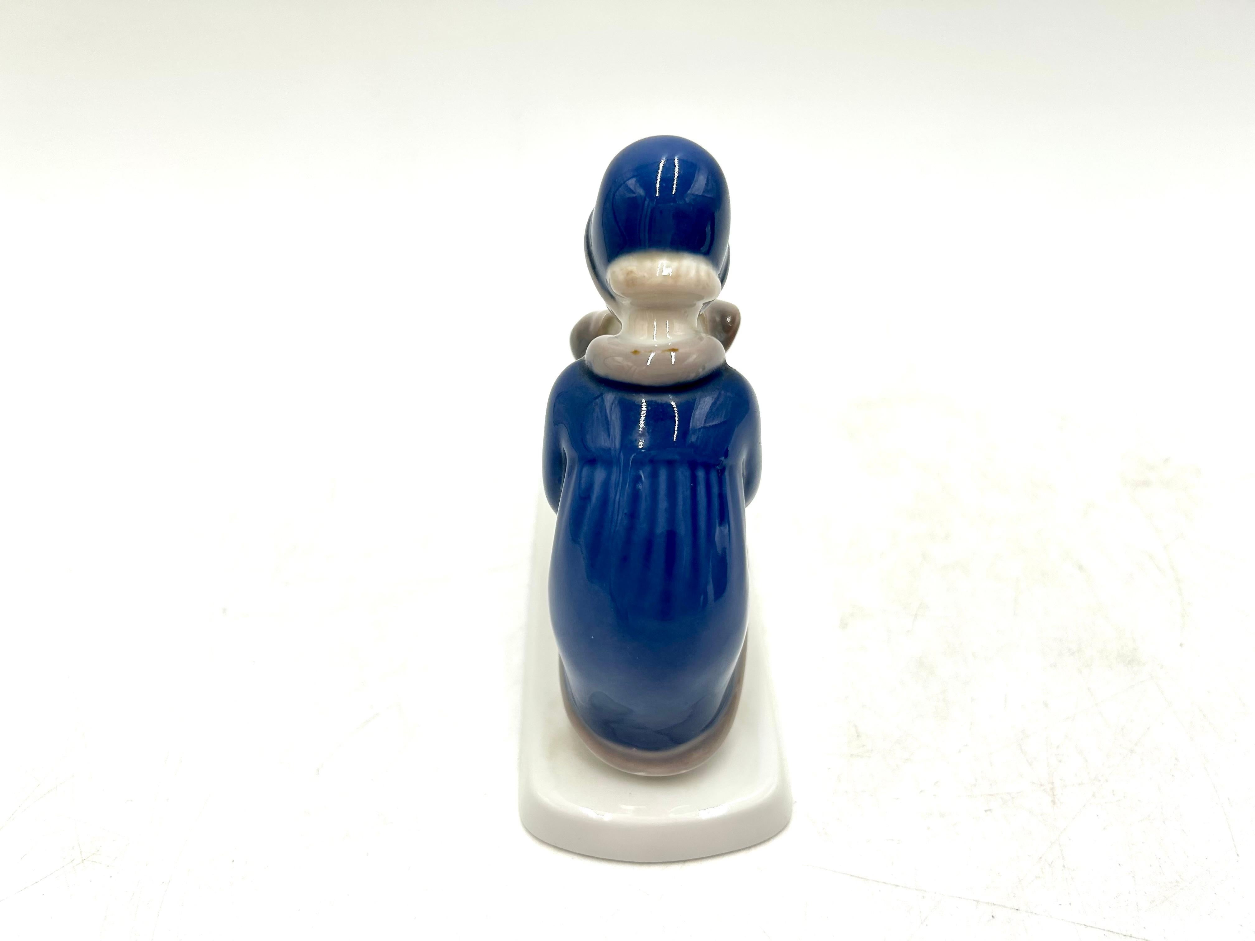Porcelain figurine of a girl with a dog, made in Denmark by Bing & Grondahl, mark used in the 1950s.

Very good condition, no damage.

Measures: height 11 cm, width 11 cm, depth 5 cm.