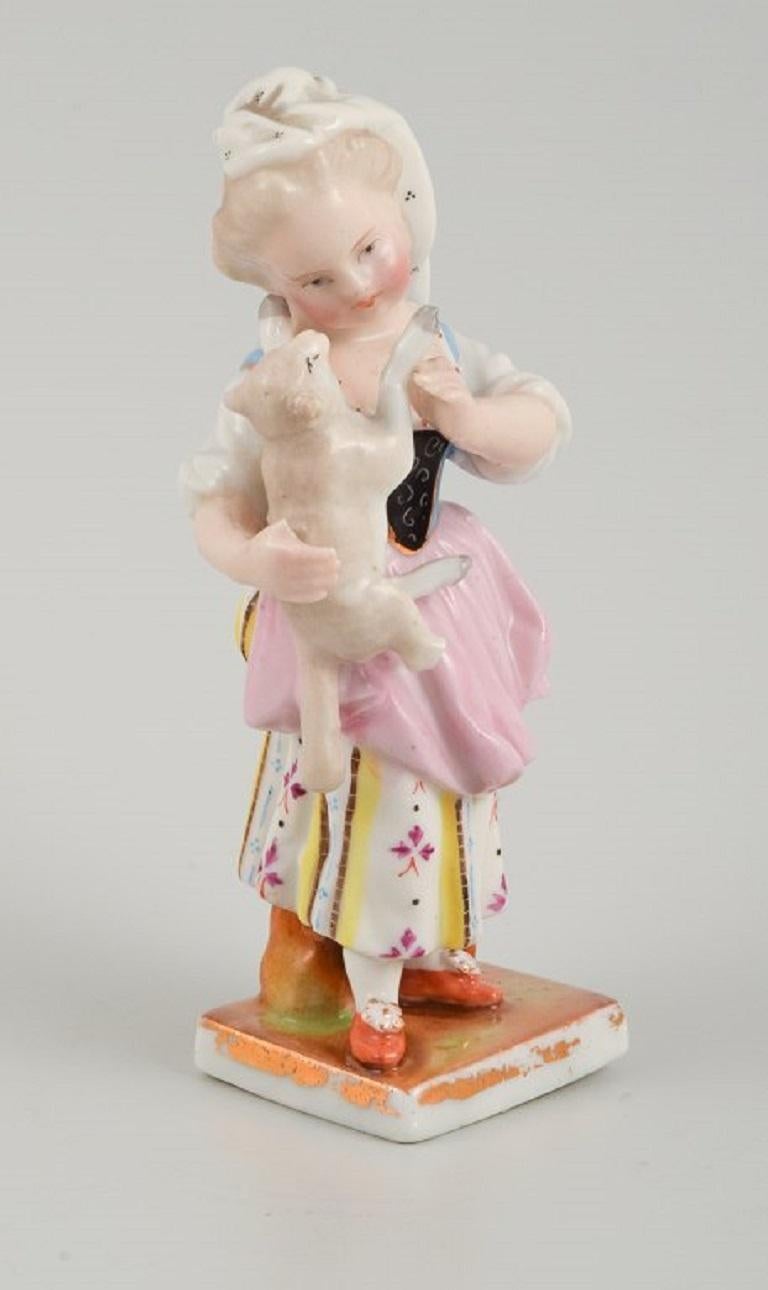 Meissen ähnlicher Stempel. Porzellanfigur eines Mädchens mit einem Lamm, Ende 19.
In sehr gutem Zustand.
Markiert.
Maße: H 11,5 cm. D 4,0 cm.