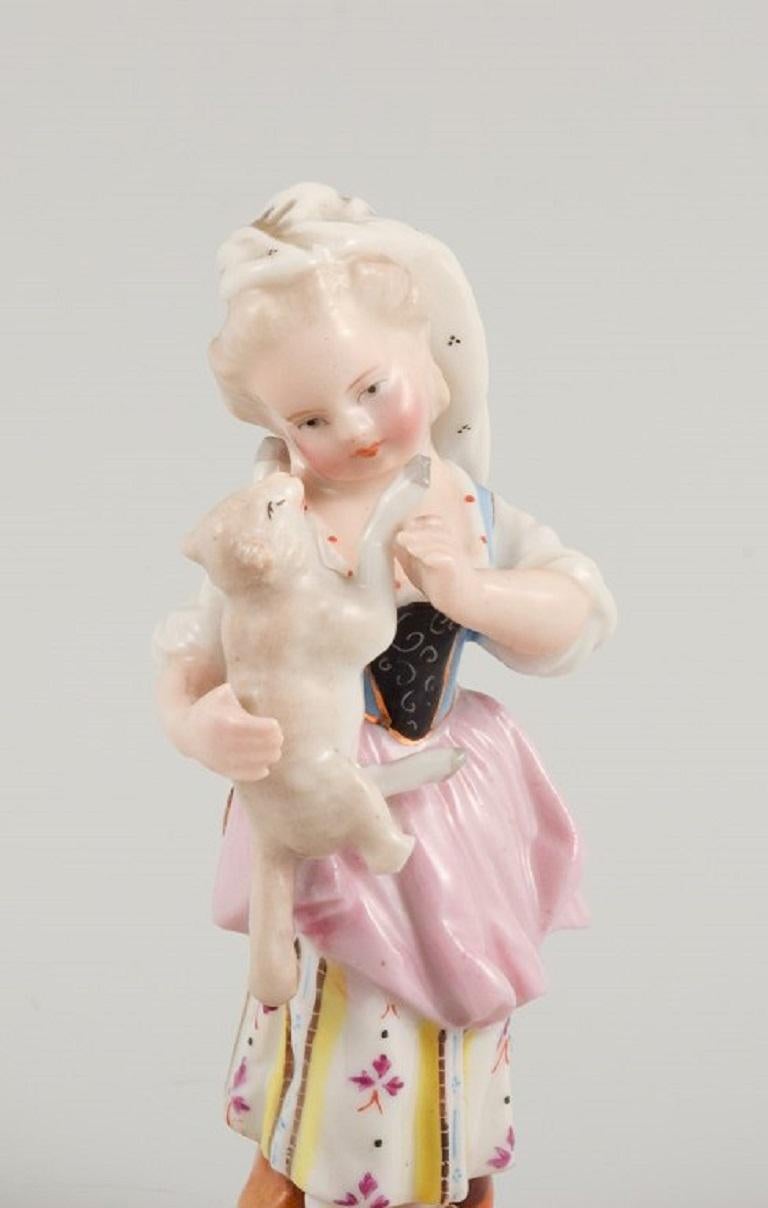 Allemand Figurine en porcelaine d'une fille avec un agneau, fin du 19e siècle en vente