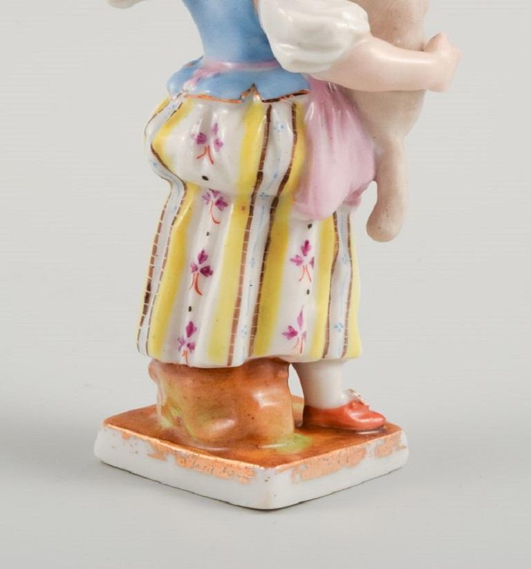 XIXe siècle Figurine en porcelaine d'une fille avec un agneau, fin du 19e siècle en vente
