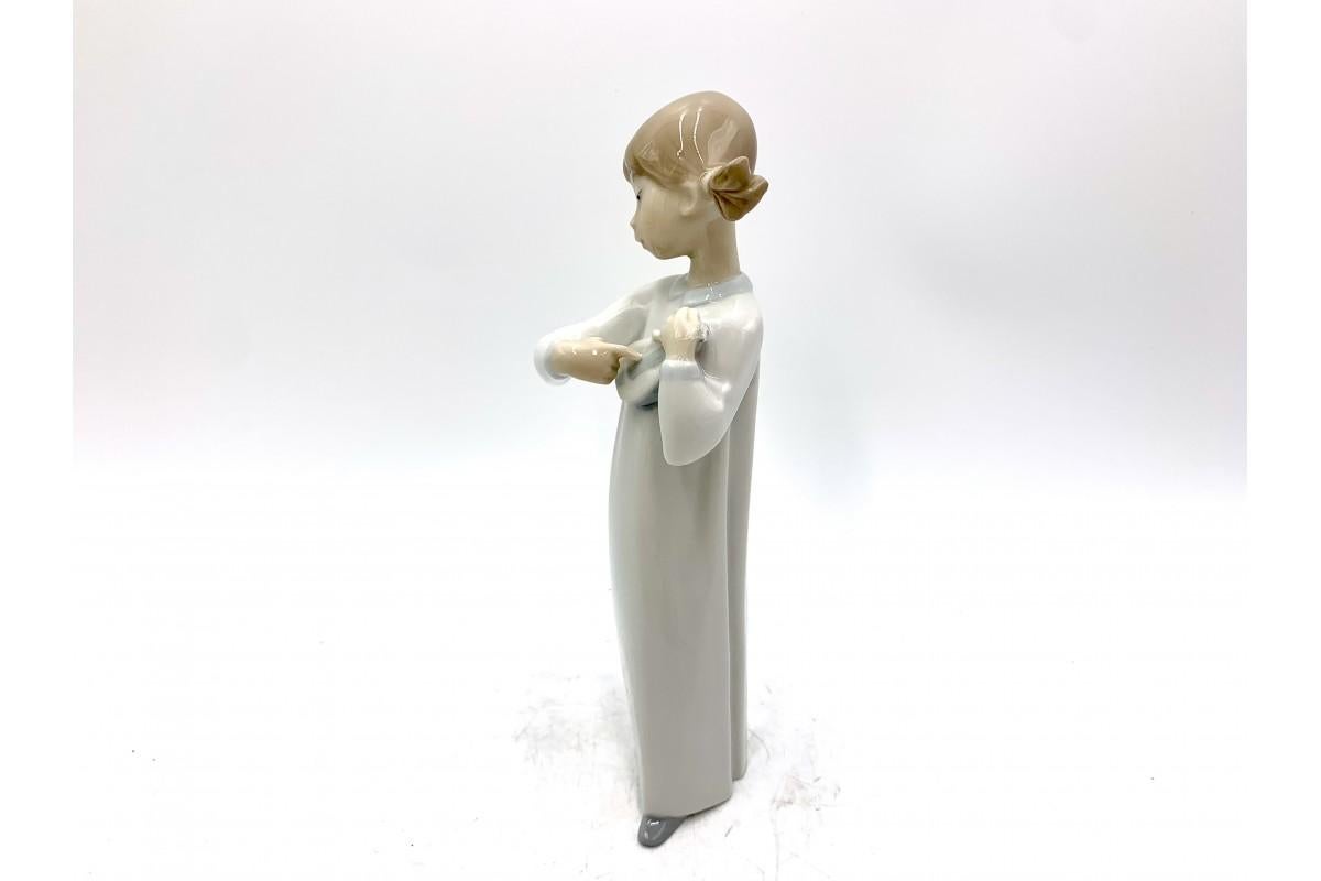 Damaged guitar tip 
Porcelain figurine of a girl with a guitar
Signed Nao Lladro
Made in Spain in the 1970s
height 20cm, width 8cm, depth 4cm