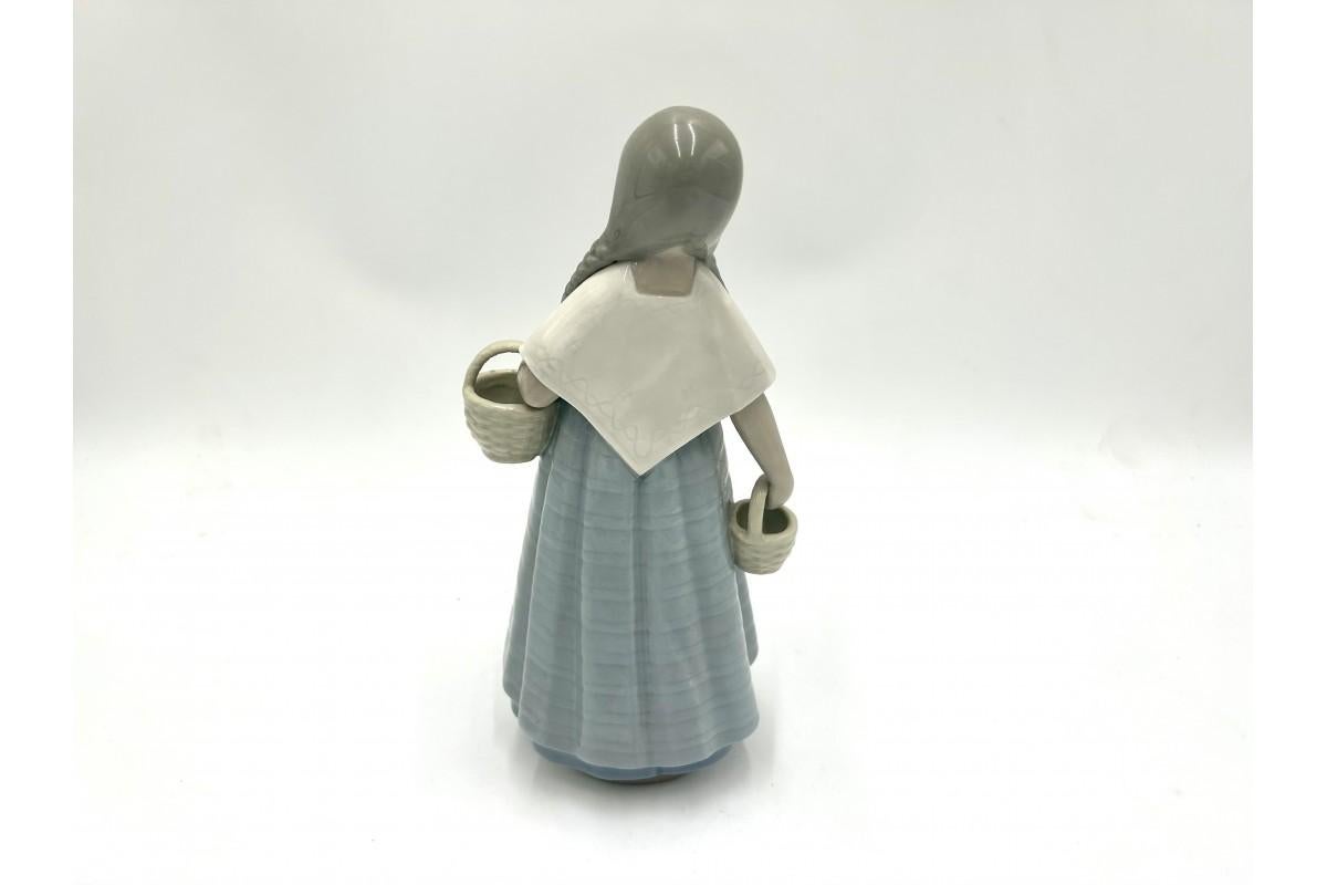 Collectible porcelain figurine of a girl with pigtails.

Signed Nao (Lladro)

Made in Spain

Very good condition

Measures: height: 25cm, width 11cm.