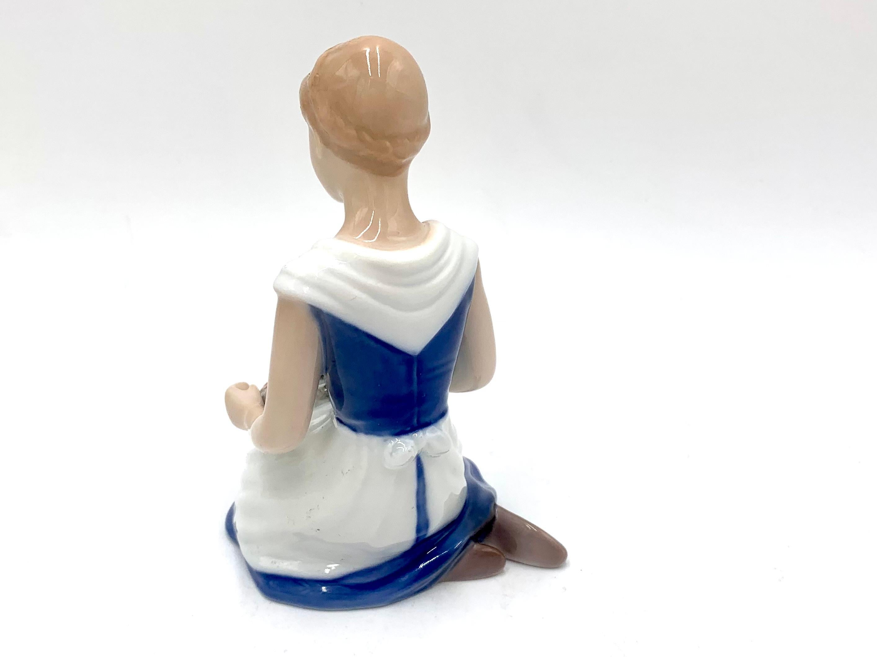 Porzellanfigur eines Mädchens mit Kranz, Bing & Grondahl, Dänemark, 1980er Jahre (Moderne der Mitte des Jahrhunderts) im Angebot