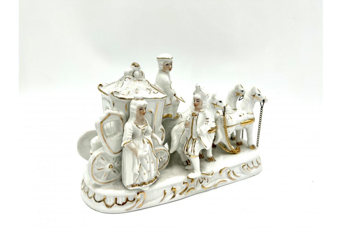 Porcelain figurine of a horse carriage

Contemporary production

Measufres: Height 15cm, width 23cm, depth 10cm