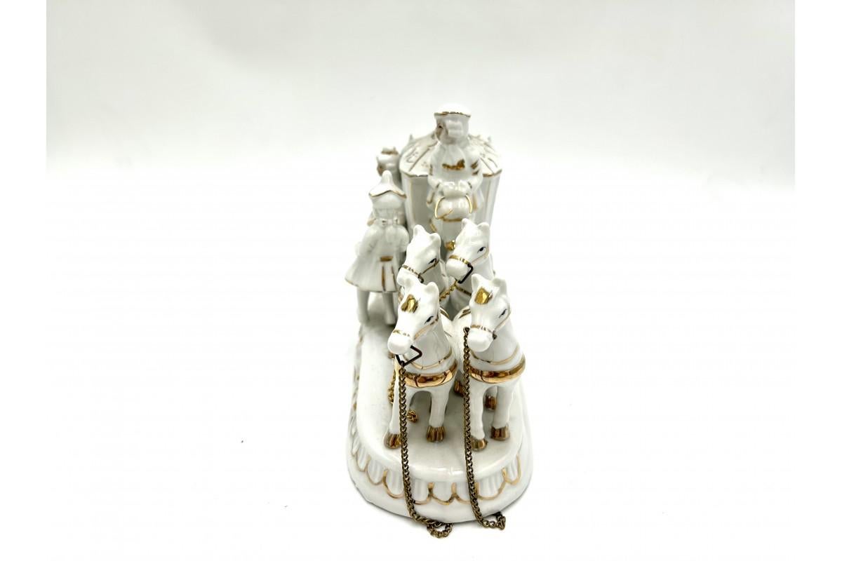 Porcelain Figurine of a Horse Carriage In Good Condition In Chorzów, PL