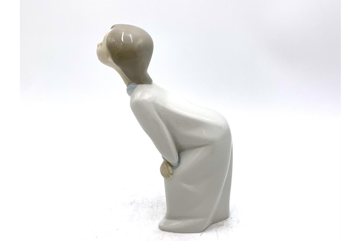 Porcelain figurine of a kissing girl.
Signed, Nao Lladro.
Made in Spain in the 1970s.
Very good condition, no damage.
Measures: Height 18cm, width 7cm, depth 4cm.