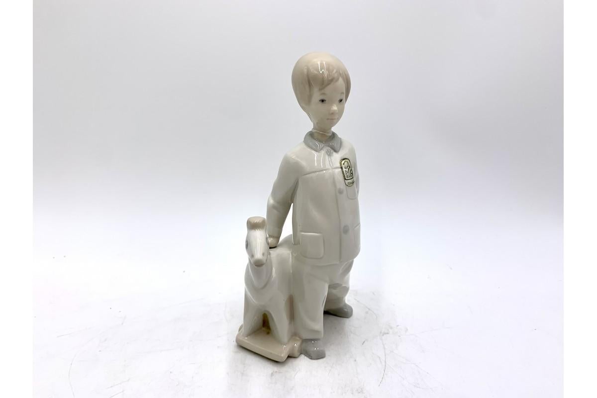 Figurine en porcelaine d'un garçon avec un cheval jouet

En zoomant, on peut voir que la tête a été collée par l'ancien propriétaire

Signé, Tang España

Hauteur 20 cm, largeur 9 cm, profondeur 6 cm.