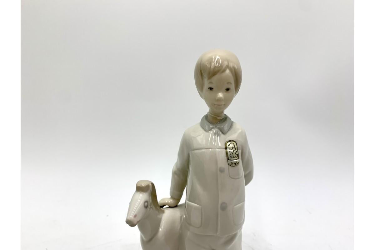 Porcelain Figurine of a Boy, Lladro, Spain, 1970s In Good Condition For Sale In Chorzów, PL