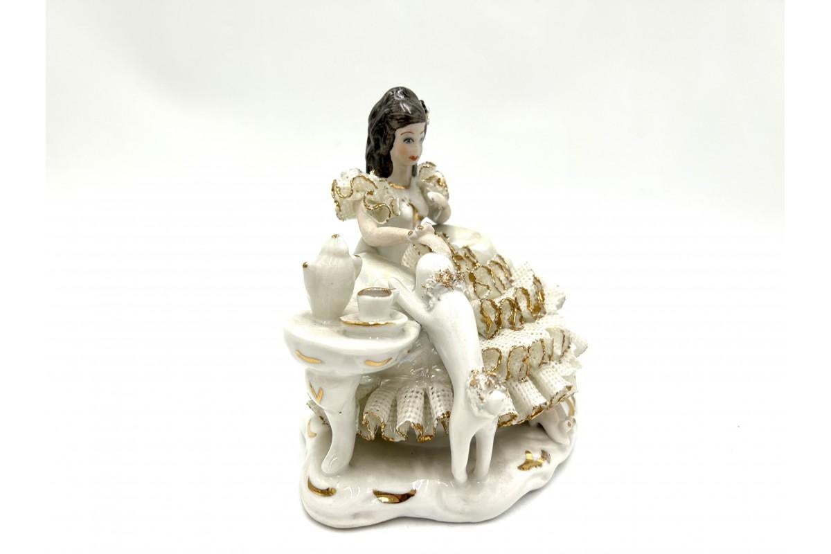 Porcelain figurine of a lady with a dog produced by the Romanian Alba Iulia factory in the 1960s.

Defects in the lace of the dress on the side

Very good condition, height 14.5 cm, width 16 cm, depth 11 cm.