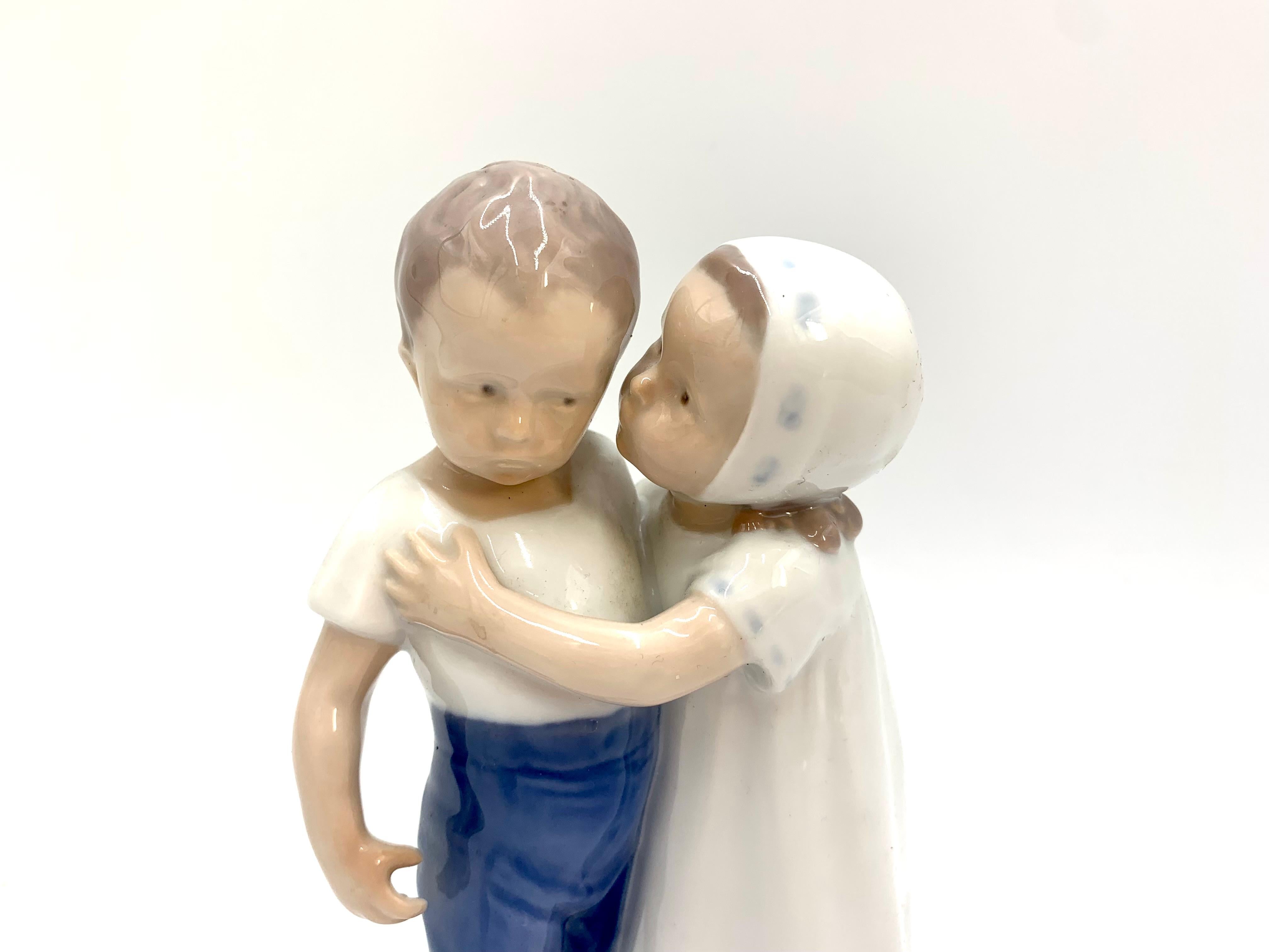 Porcelain figurine of a couple - rejected love

Made in Denmark by Bing & Grondahl

Produced in 1970-83

Model number # 1614

Very good condition, no damage

Measures: height 18cm, width 10cm, depth 8cm.