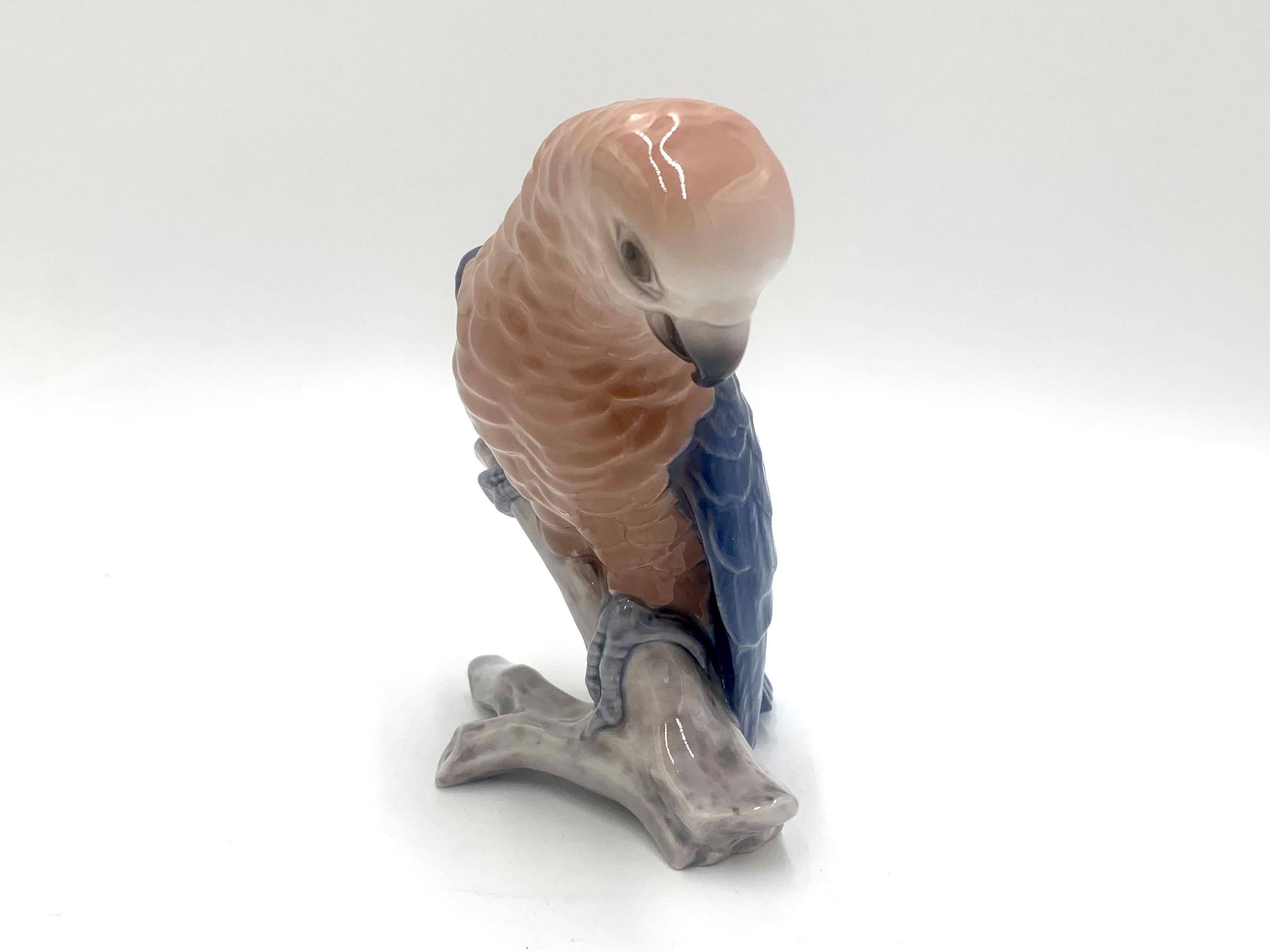Porcelain figurine of a parrot

Made in Denmark by Bing & Grondahl

Produced in 1970-1983

Model number # 2019

Very good condition, no damage.

Measures: height 14,5 width 12cm depth 10cm.