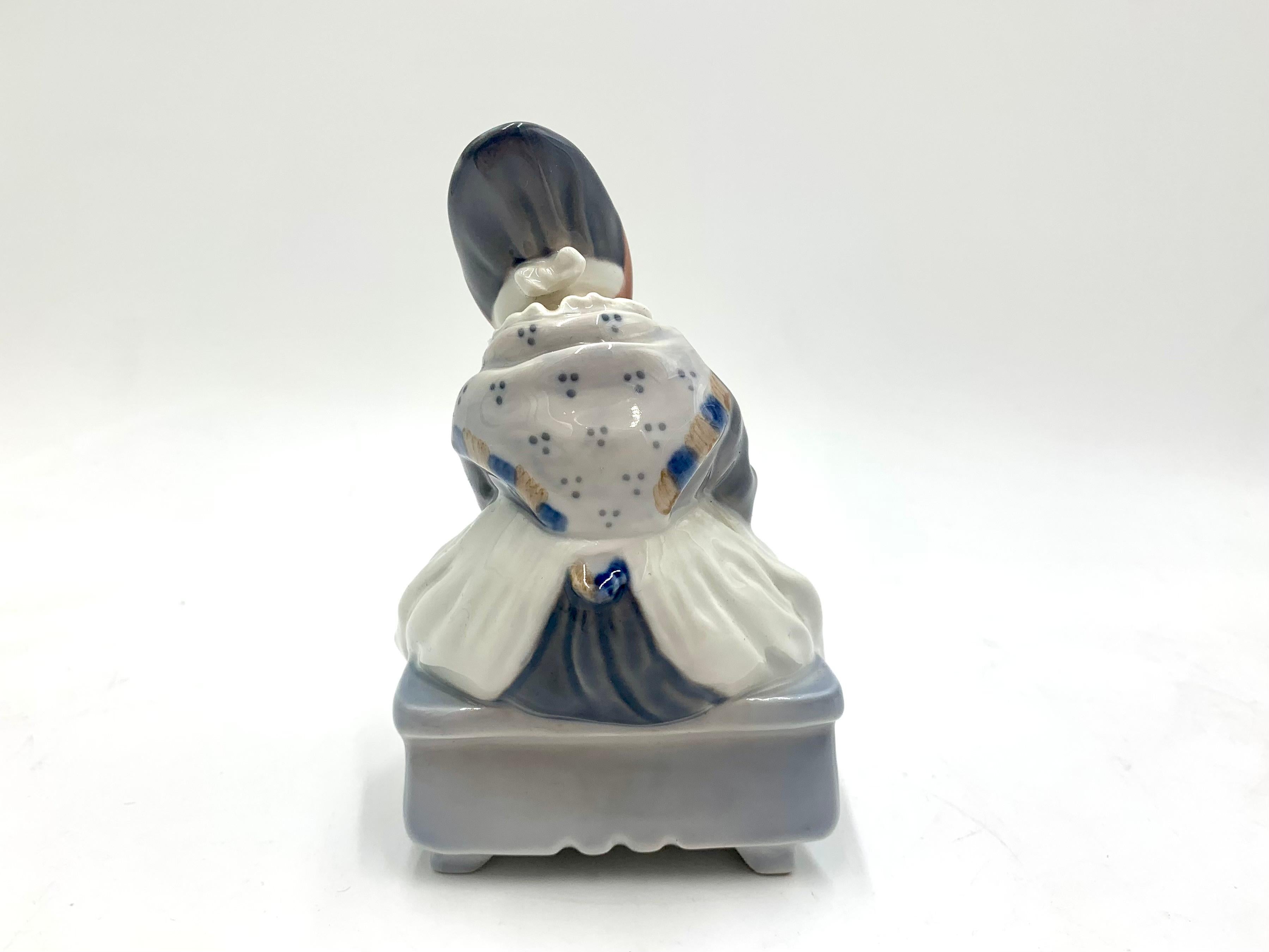 Mid-Century Modern Figurine en porcelaine représentant une femme en train de coudre, Royal Copenhagen, Danemark en vente