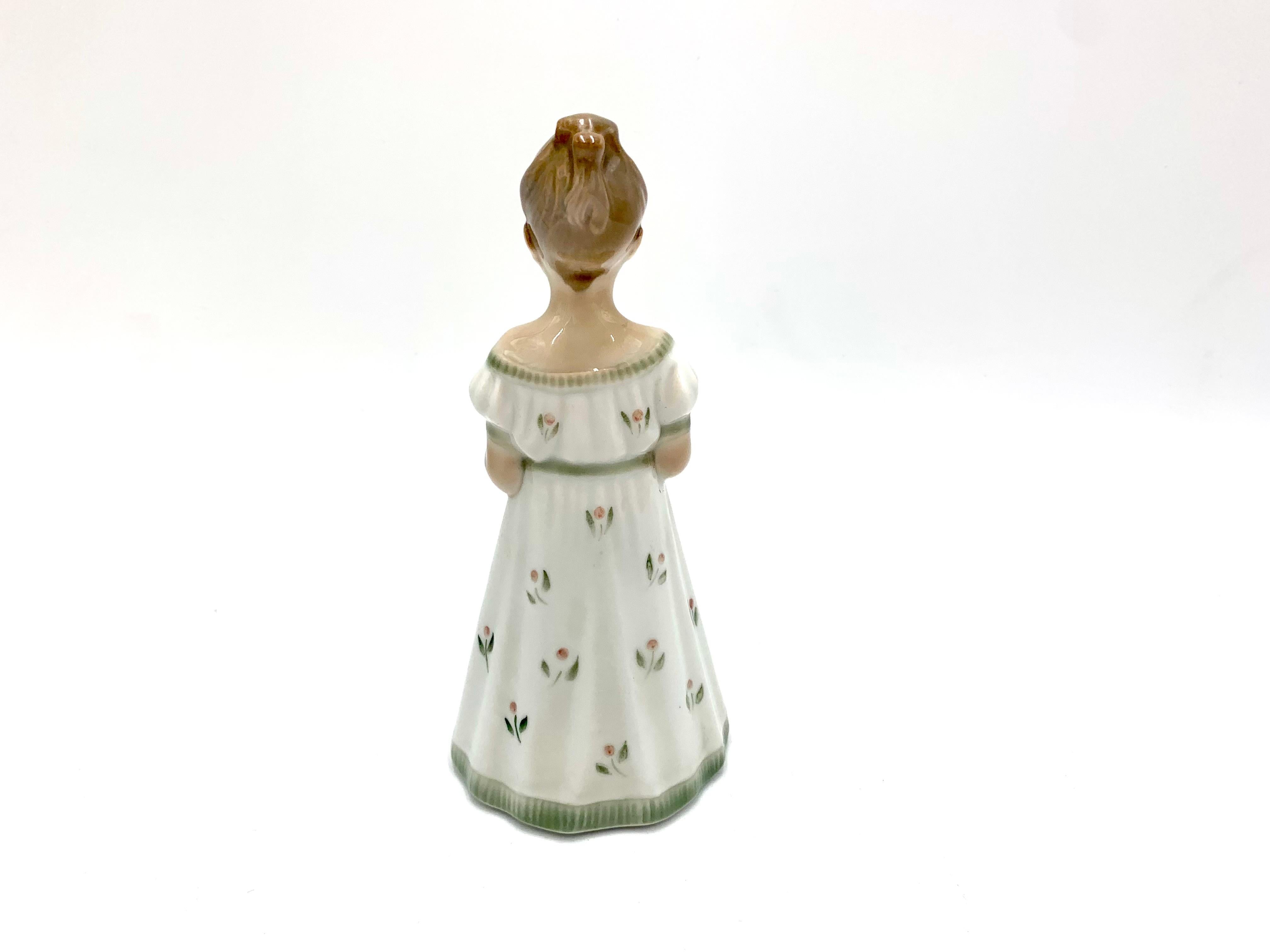 Porcelain figurine of a woman with a book

Made in Denmark by the Lyngby manufactory

Manufactured in the 1960s.

Very good condition, no damage

Measures: height 18.5 cm width 8.5 cm depth 7 cm.