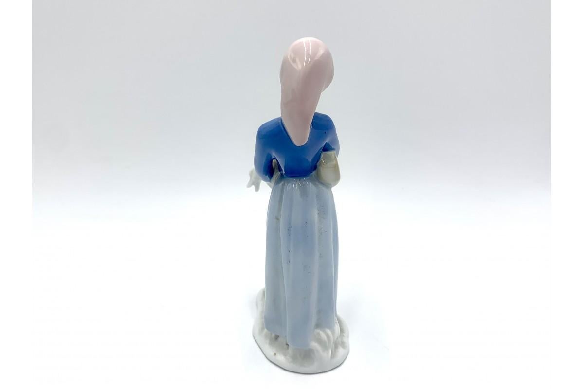 Porcelain figurine of a woman with a goose

Signed Gerold Porzellan Bavaria

Very good condition

Measures: Height: 21cm width: 9cm depth 6cm.