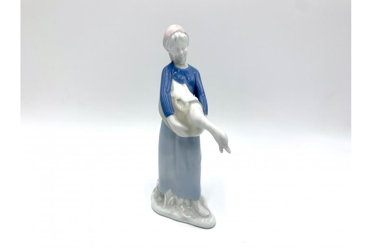 Porcelain Figurine of a Woman with a Goose, Gerold Porzellan, Germany, 1980s In Fair Condition For Sale In Chorzów, PL