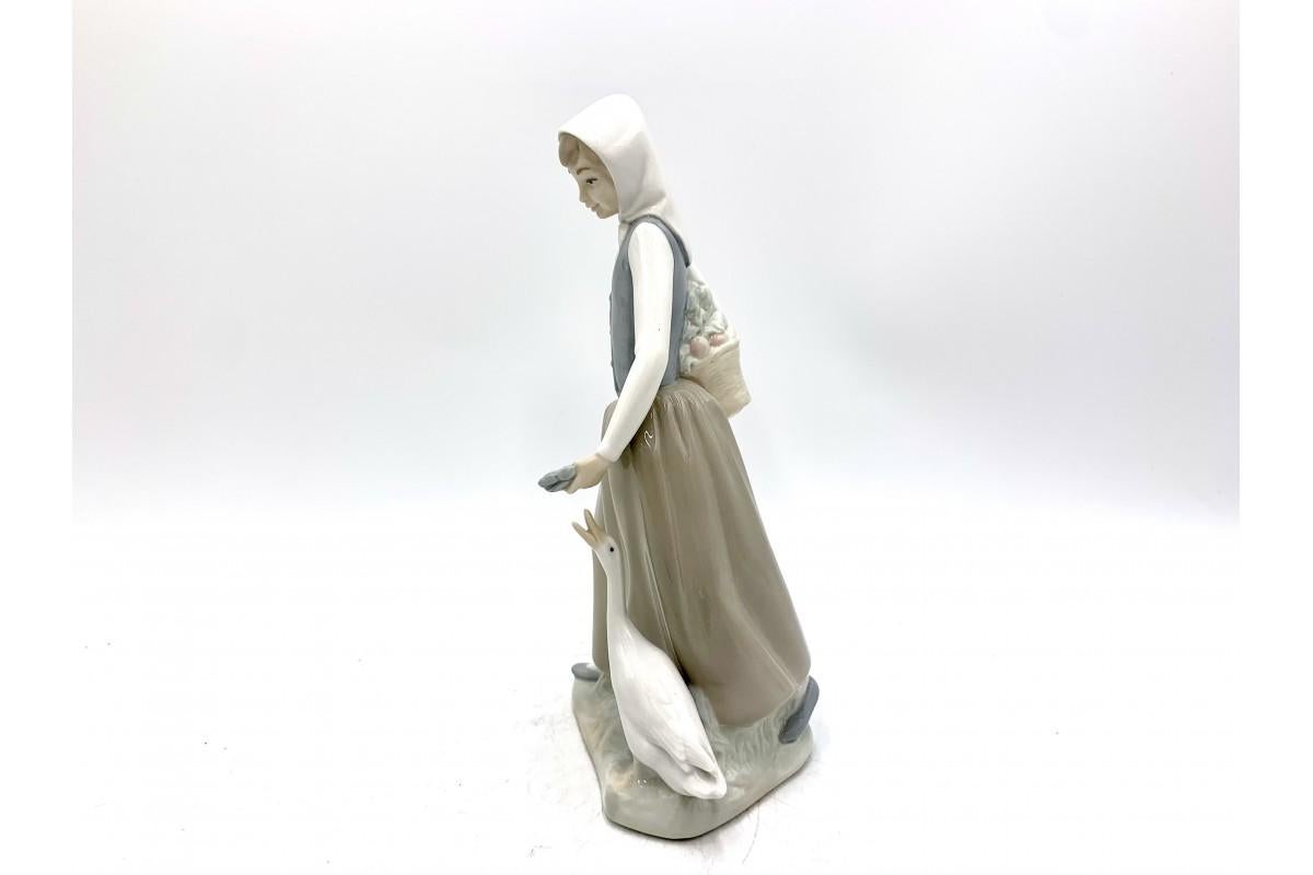 Porcelain figurine of a woman feeding a goose.

Signed with a mass impression by Nao Lladro.

Made in Spain in the 1970s

Very good condition, no damage

height 24cm, width 11cm, depth 9cm.
 