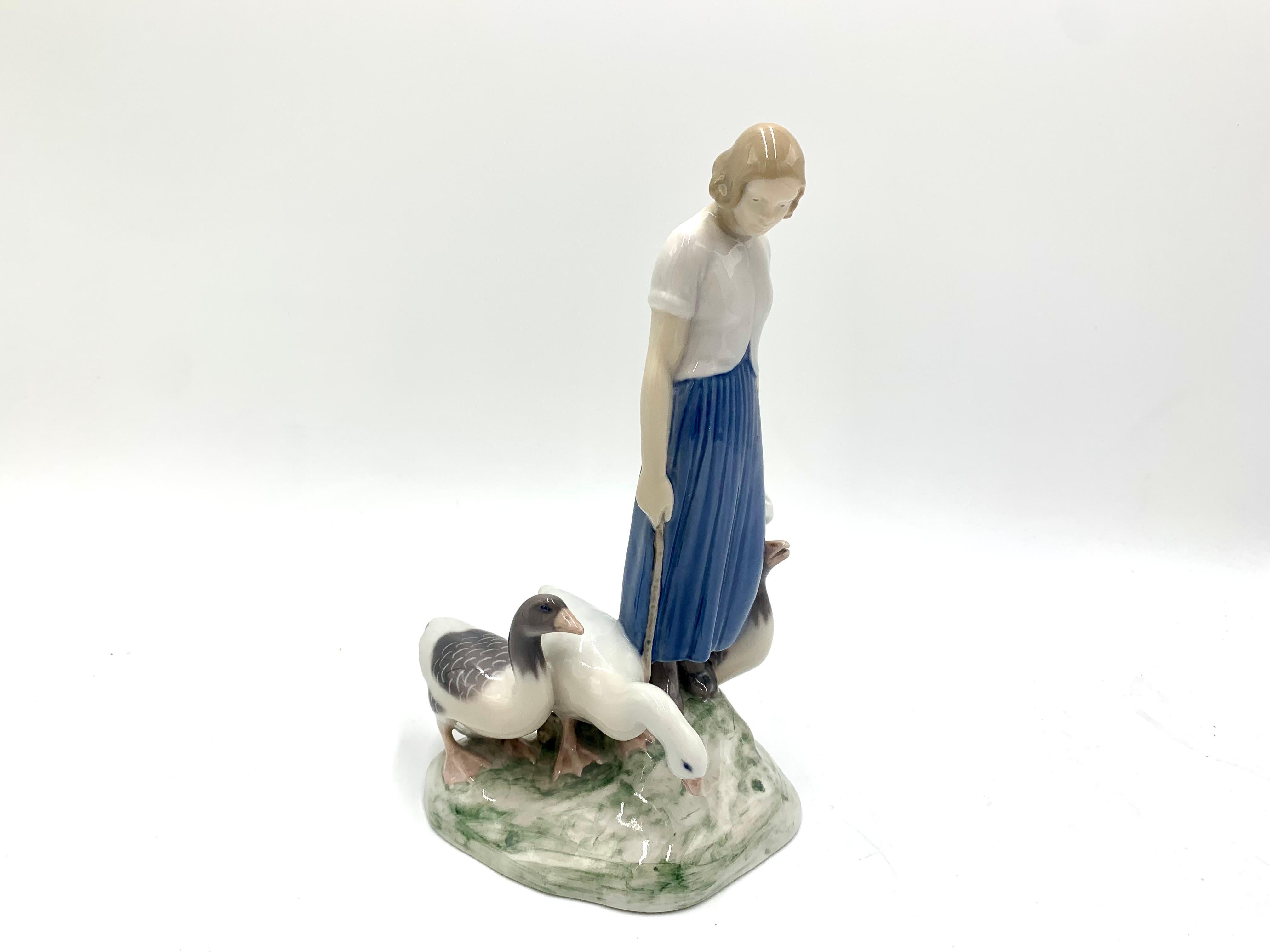 Porcelain figurine of a woman with geese

Made in Denmark by Bing & Grondahl

Manufactured in 1958-1962.

Model number # 2254

Very good condition, no damage

Measures: height 23.5 cm width 11.5 cm depth 15 cm.