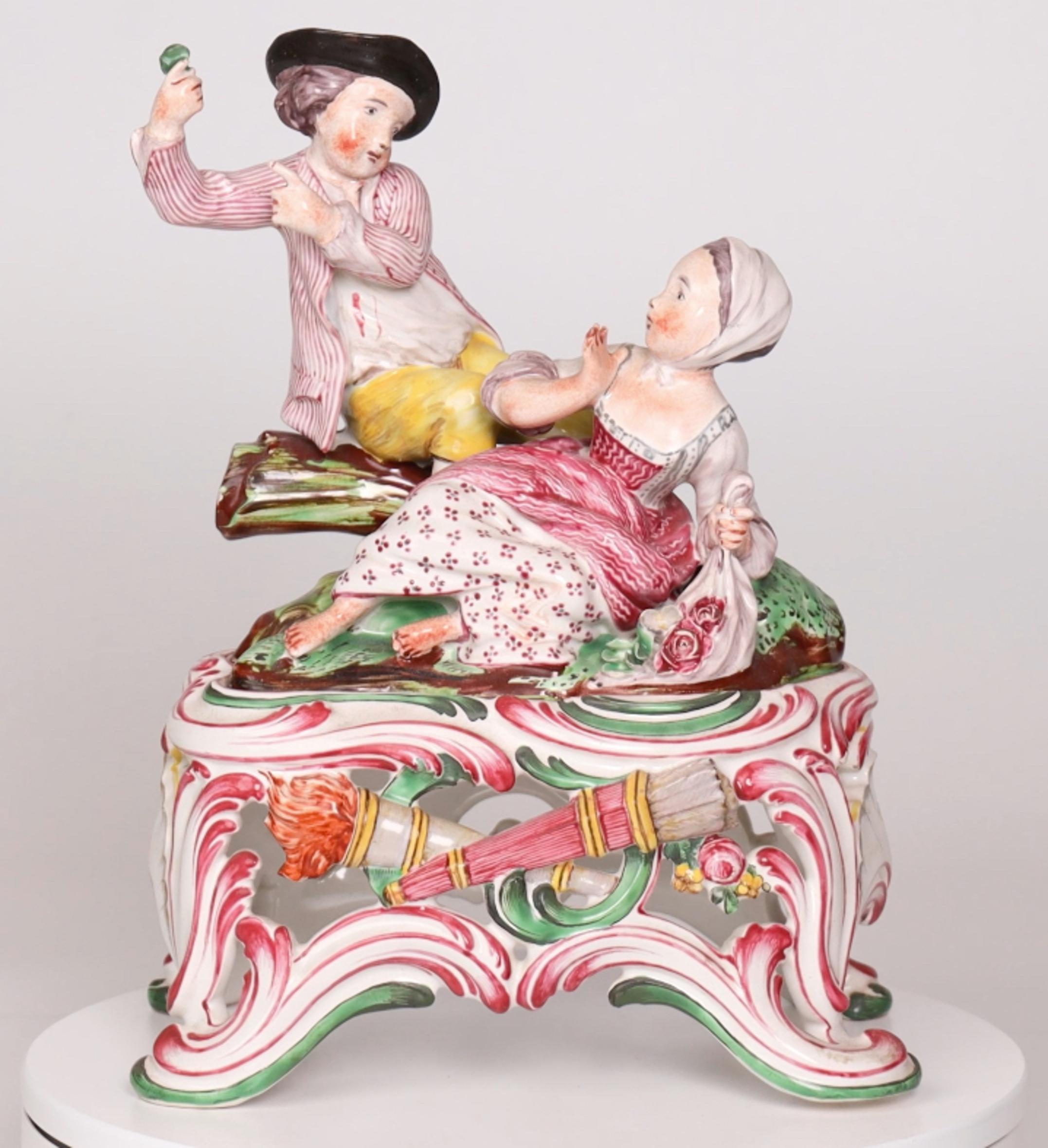 Figurita de porcelana de una pareja joven, gesto de amor  
Francia, Ruán, siglo XIX
Porcelana, pintada a mano 
Altura: 27 cm     Anchura: 20 cm    Profundidad: 14 cm 
