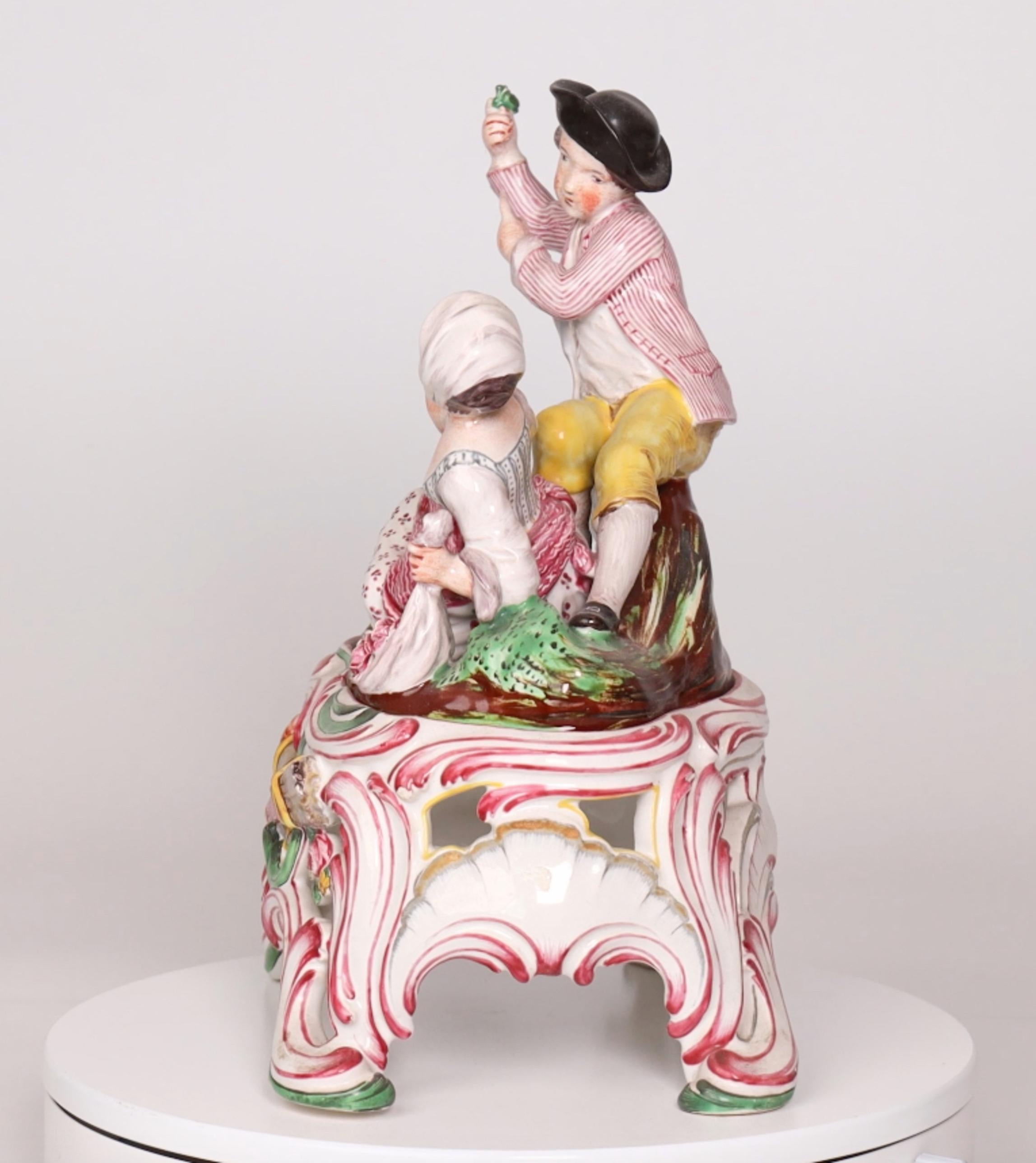 Figurita de porcelana de una pareja joven, gesto de amor Pintado a mano en venta