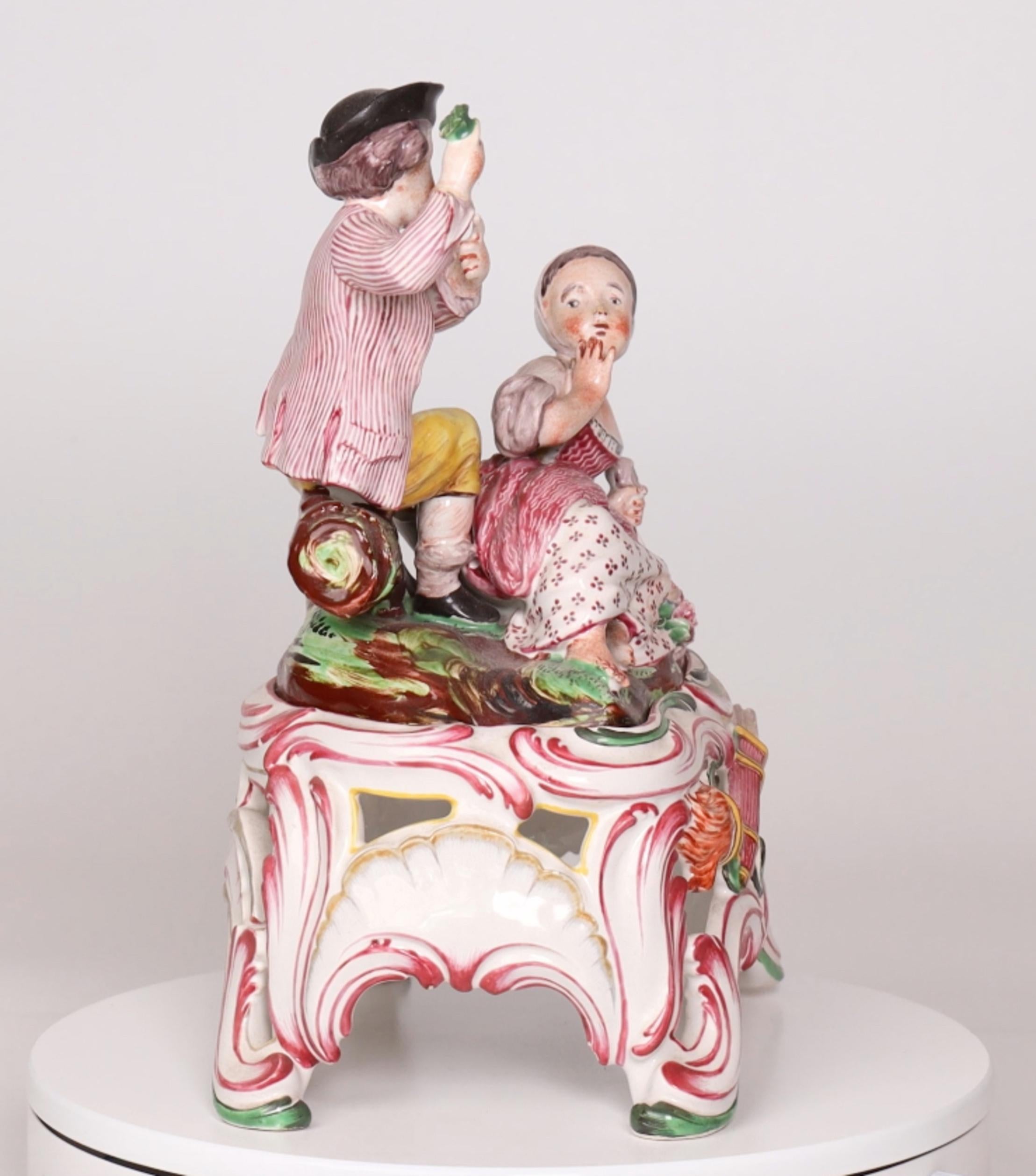 Figurita de porcelana de una pareja joven, gesto de amor en Excelente estado para la venta en Lantau, HK