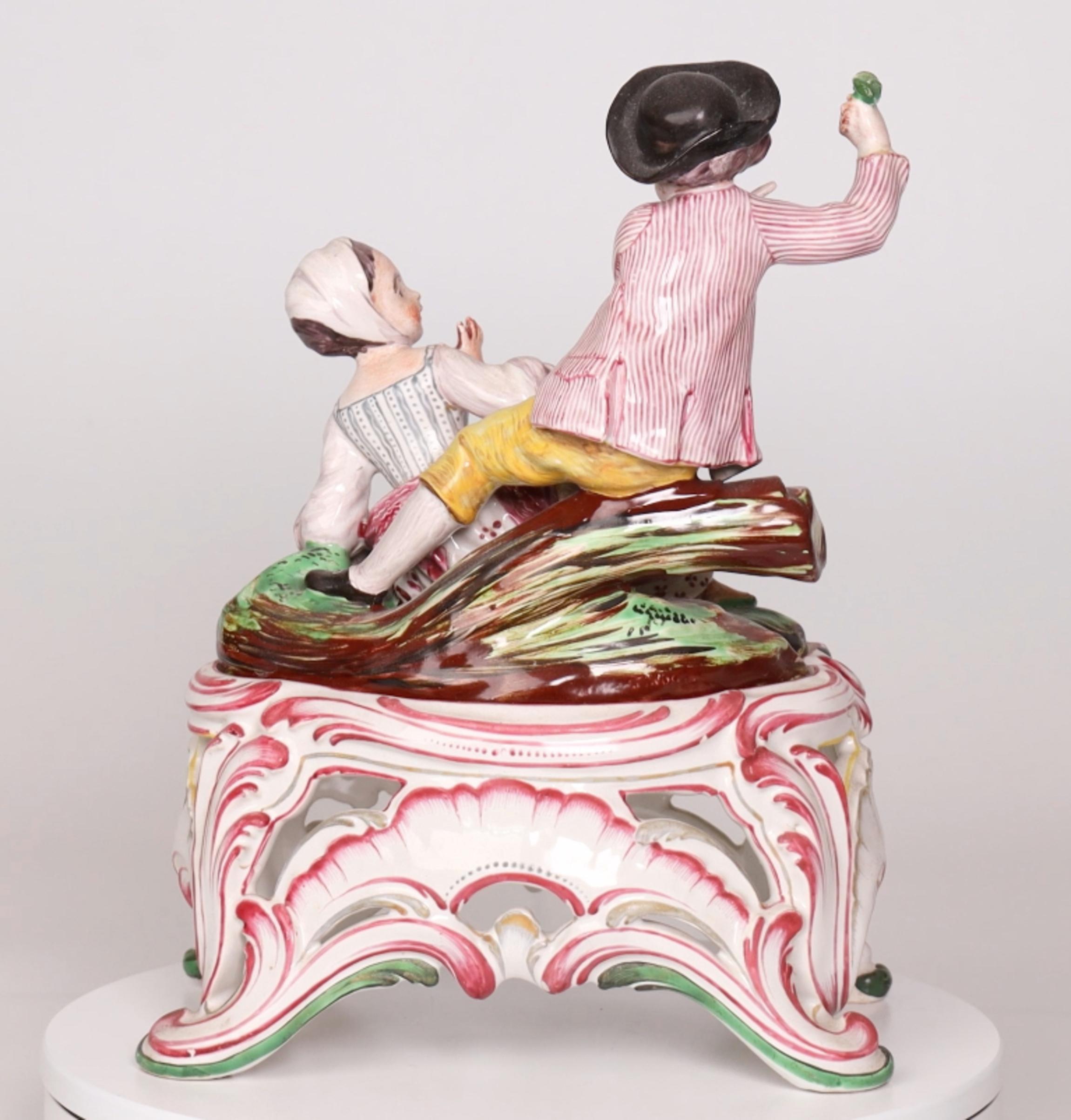 Figurita de porcelana de una pareja joven, gesto de amor siglo XIX en venta