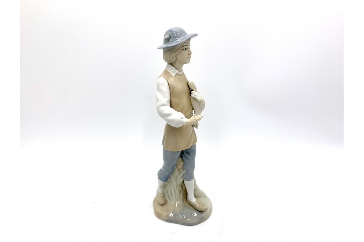 Porcelain figurine of a young man, a shepherd with a bird.

Figurine signed with the impression of Miquel Spain.

Made in Spain in the 1960s.

Measures: height 28cm, width 10cm, depth 8cm.