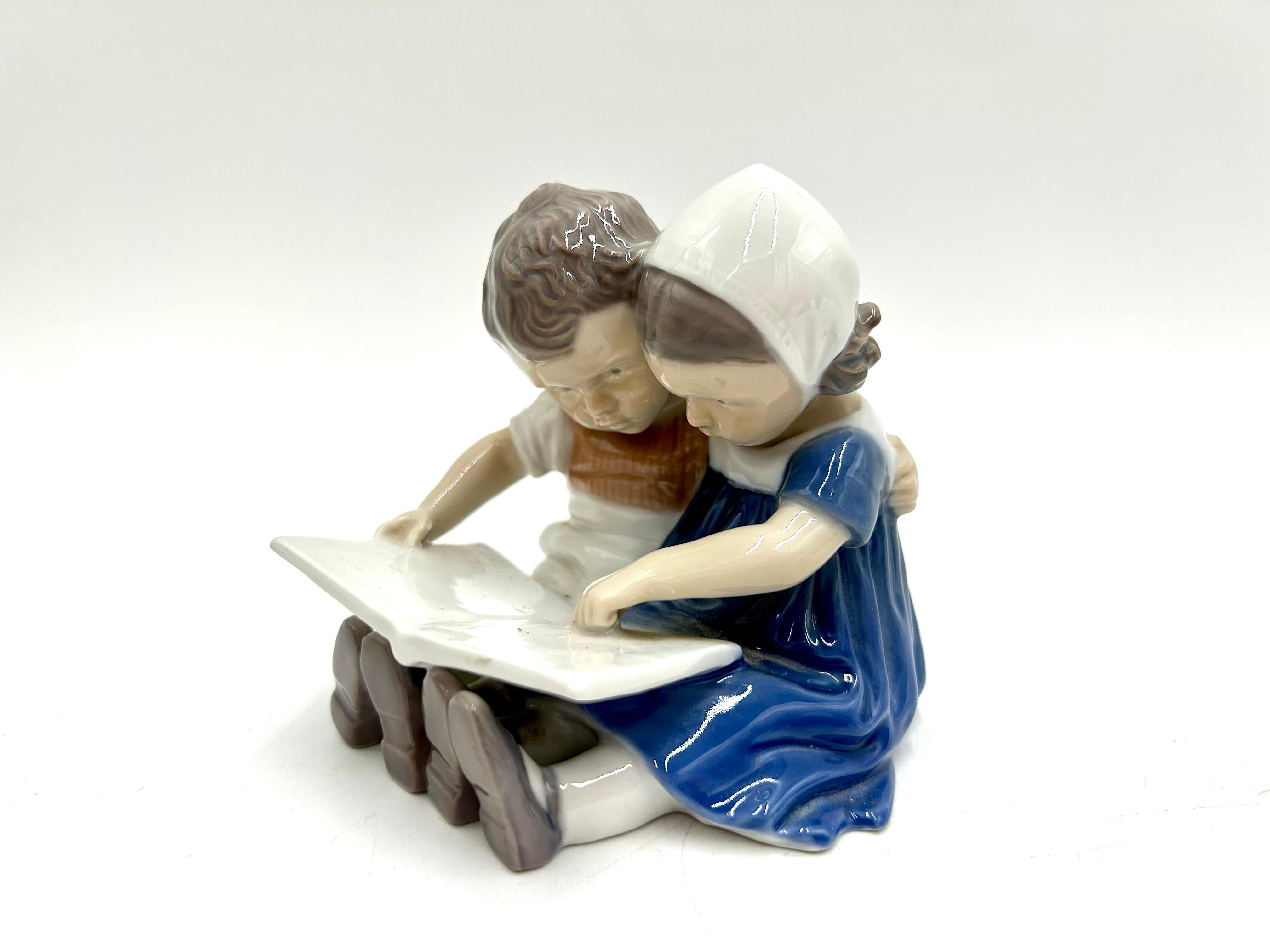 Porcelain figurine of children, Bing and Grondahl, 1960s In Good Condition For Sale In Chorzów, PL
