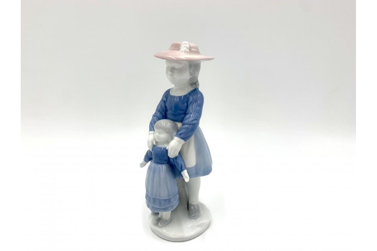 Porcelain figurine of children

Signed Gerold Porzellan Bavaria

Very good condition

Measures: height: 17cm; diameter 8cm.