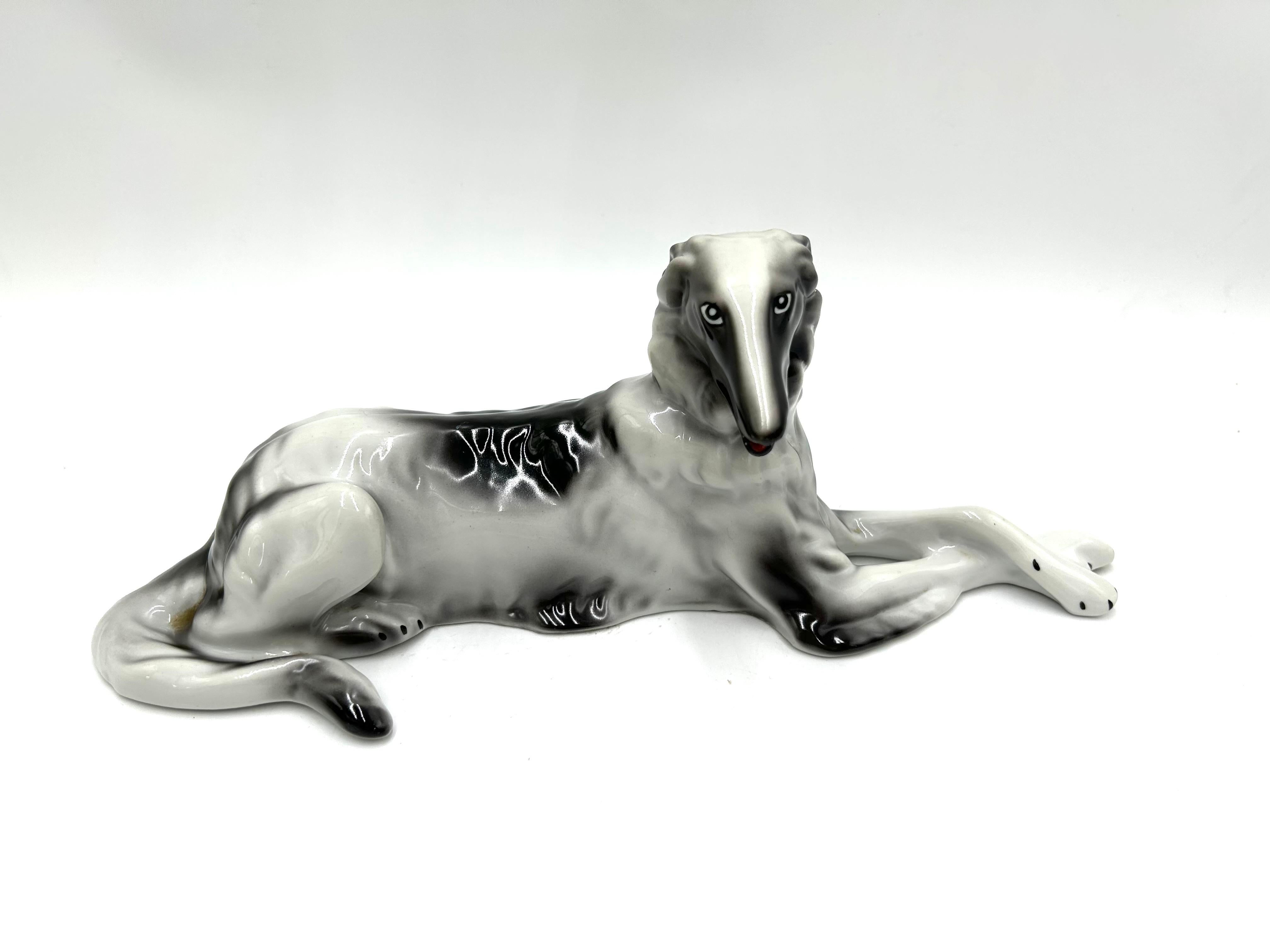 Porcelain figurine of a dog - Russian Borzoi Greyhound

Produced by Walbrzych in the 1960s.

Very good condition, no damage.

Measures: Height 12cm, width 31cm, depth 10cm.
