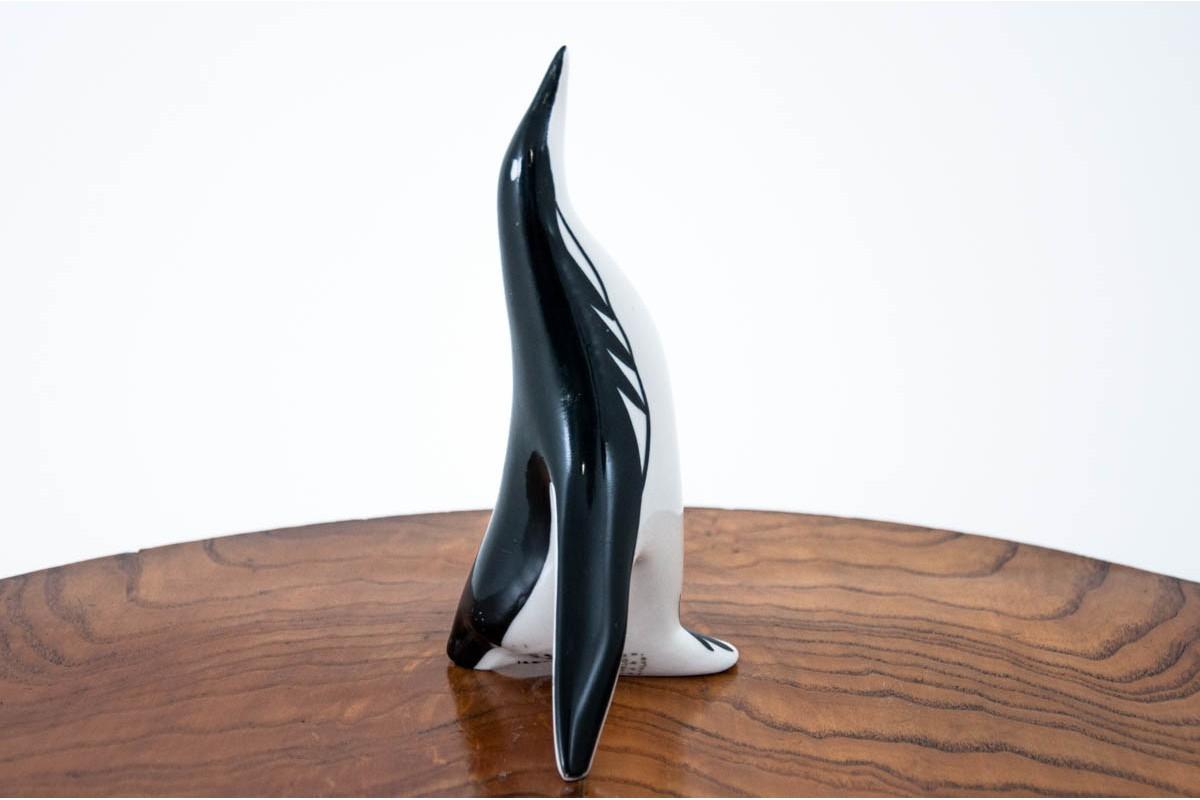 Figurine Penguin Cmielów. Very good condition, no damage

Penguin produced in Poland after 1962 in ZPS Cmielów according to a design by Mieczyslaw Naruszewicz from 1957. On the bottom there is a Cmielów signature.

Measures: Height 16 cm / width
