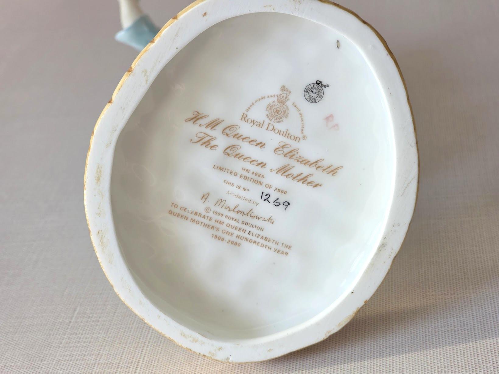 Figurine en porcelaine Reine Elizabeth, Reine Mère 100ème anniversaire Edition limitée en vente 3