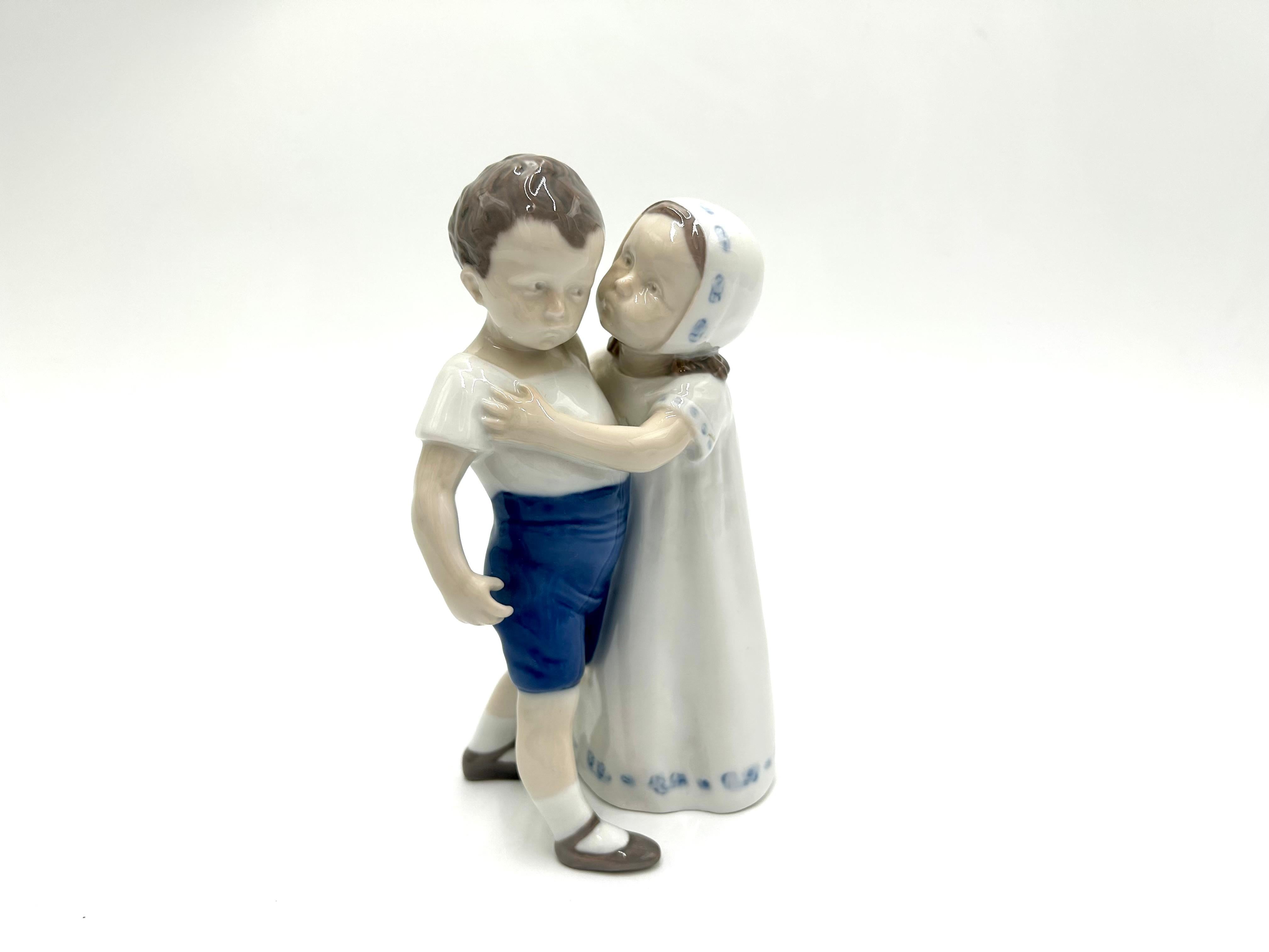 Porcelain figurine of a girl kissing a boy
Produced by the Danish manufactory Bing & Grondahl
The mark is used in the 1960s
Very good condition without damage
Measures: height: 17cm
width: 11cm
depth: 9cm.