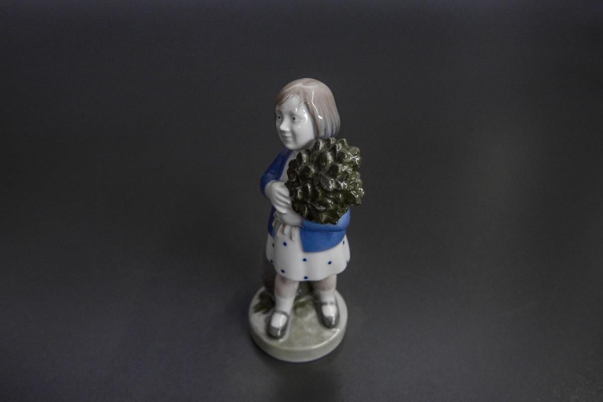 Porcelain figurine of the Danish Royal Copenhagen manufactory, perfect condition. 1966 mark. No. 4527.