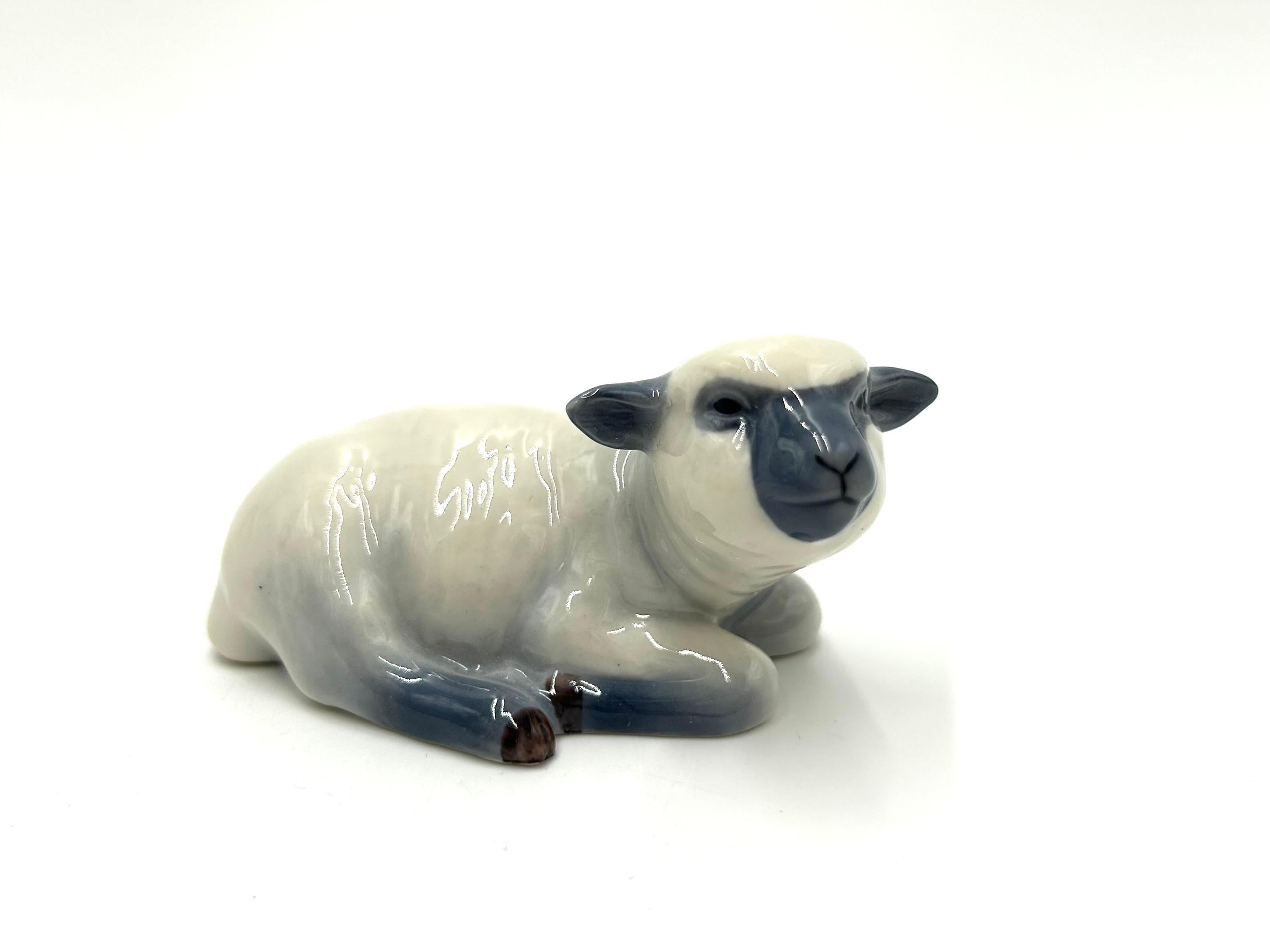 Porzellanfigur „Schaf“, Royal Copenhagen, Dänemark (21. Jahrhundert und zeitgenössisch) im Angebot