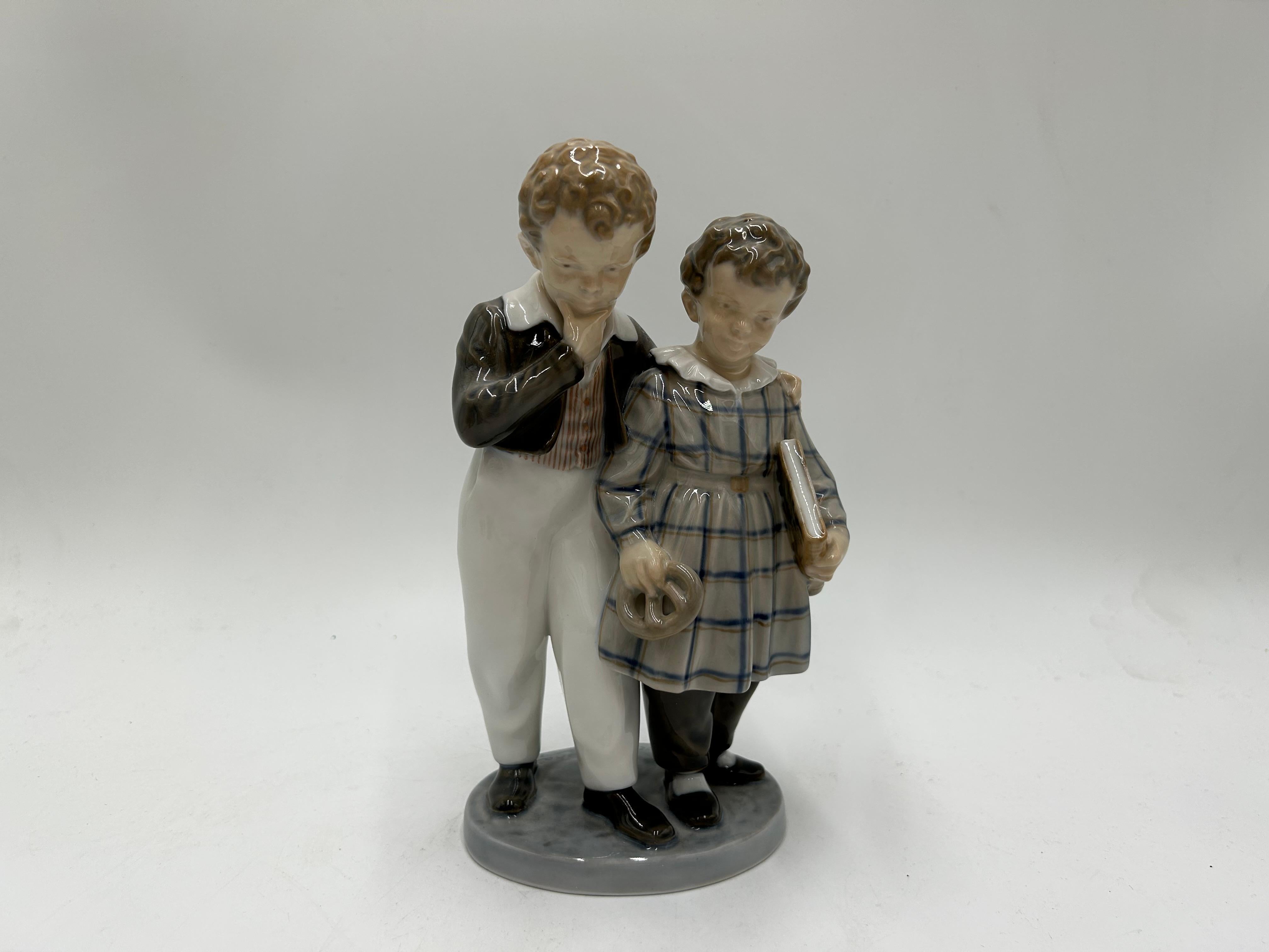 Porcelain figurine of children's siblings model #1761
Produced by the Danish manufacture Royal Copenhagen
Mark used in 1961.
Very good condition, no damage
Measures: Height: 21cm
width: 11cm
depth: 8cm.