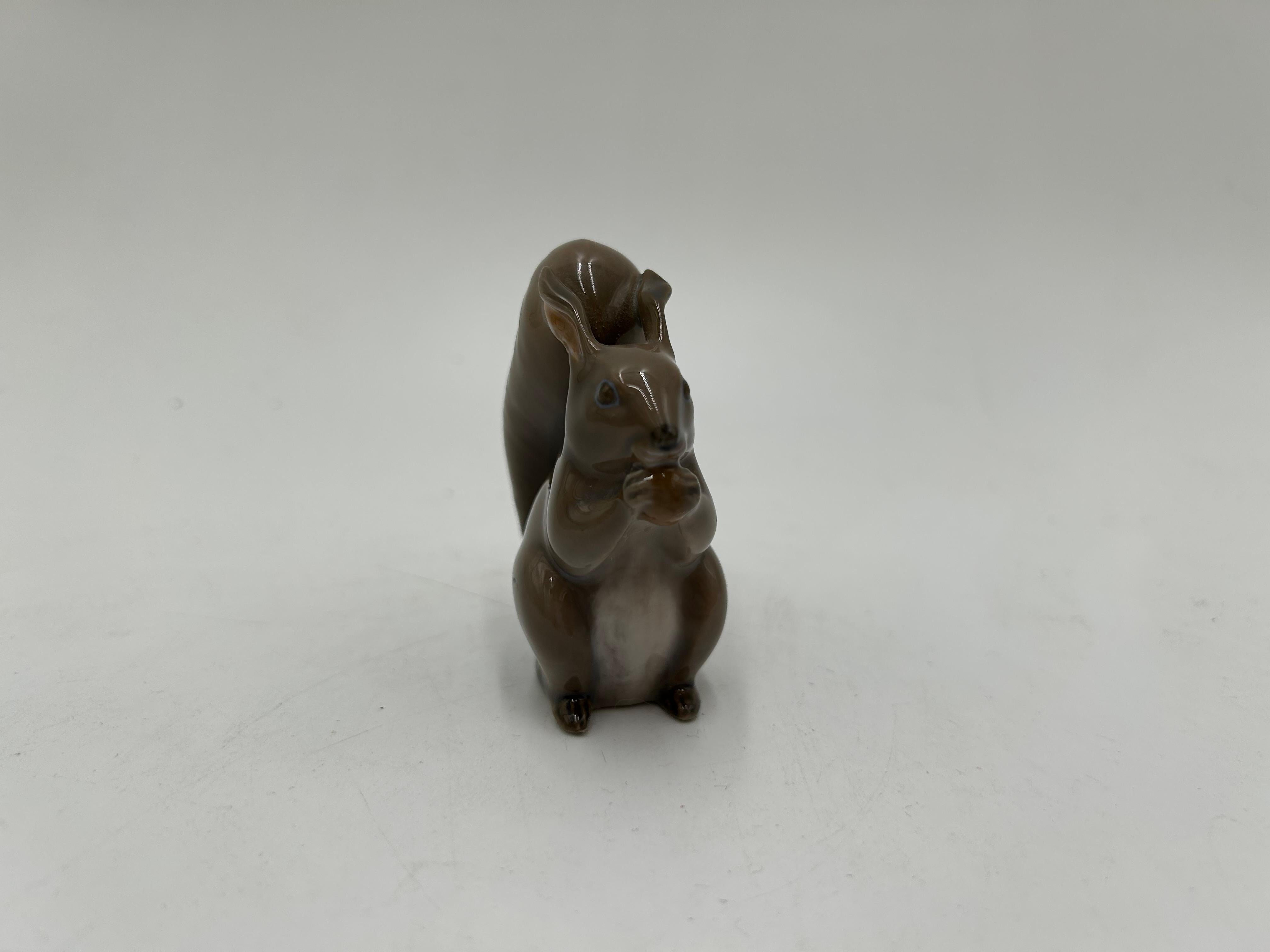 Porcelain figurine of a squirrel model #982
Produced by the Danish manufacture Royal Copenhagen
Mark used in the 1960s.
Very good condition, no damage
Measures: Height: 7cm
Width: 3cm
Depth: 5cm