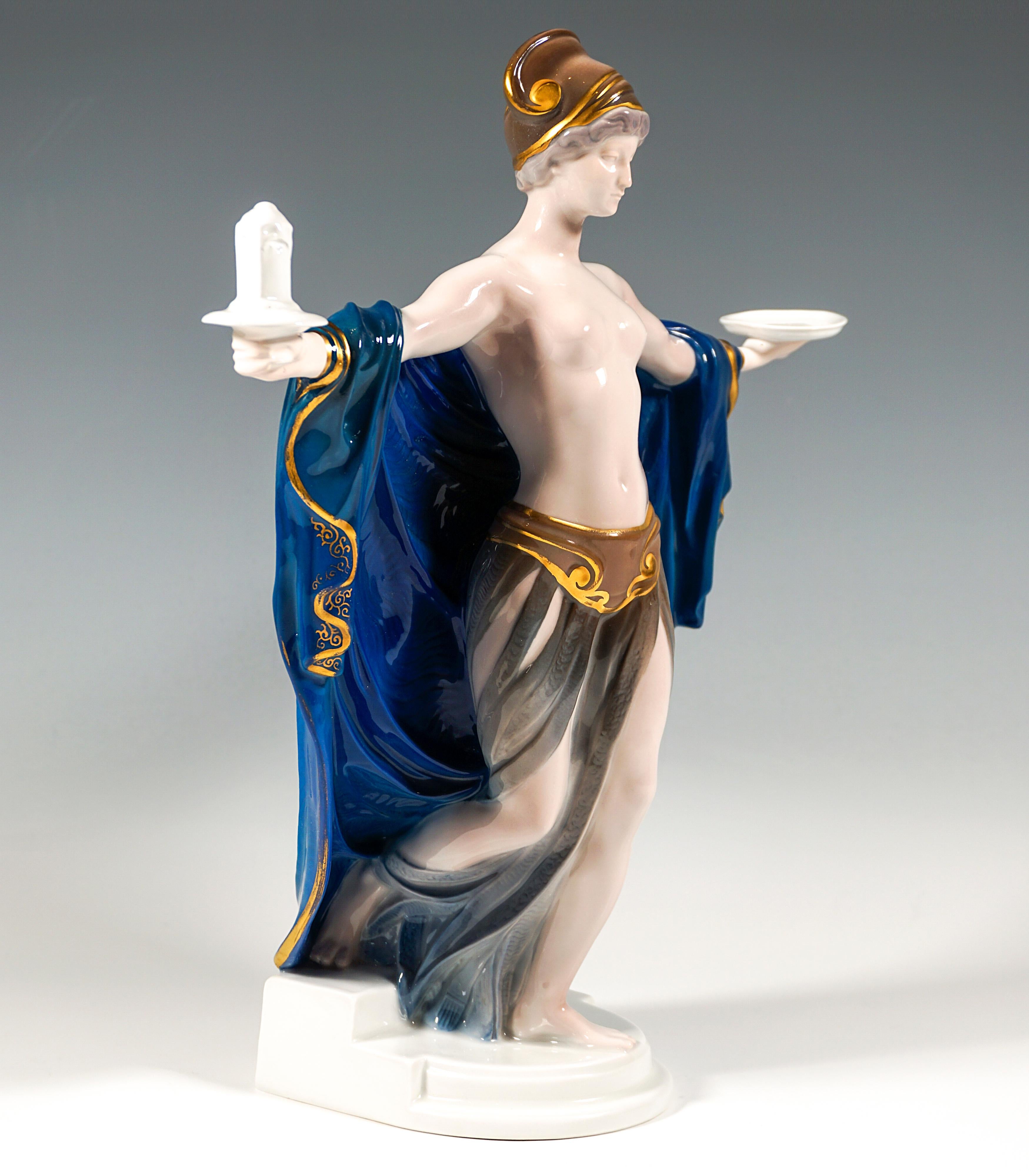 Très rare figurine de Rosenthal, il n'en existe que 200 exemplaires :
Une beauté Art Nouveau légèrement vêtue, une ceinture autour des hanches, un long châle tombant doucement autour de ses jambes, une coiffe en forme de casque avec des détails