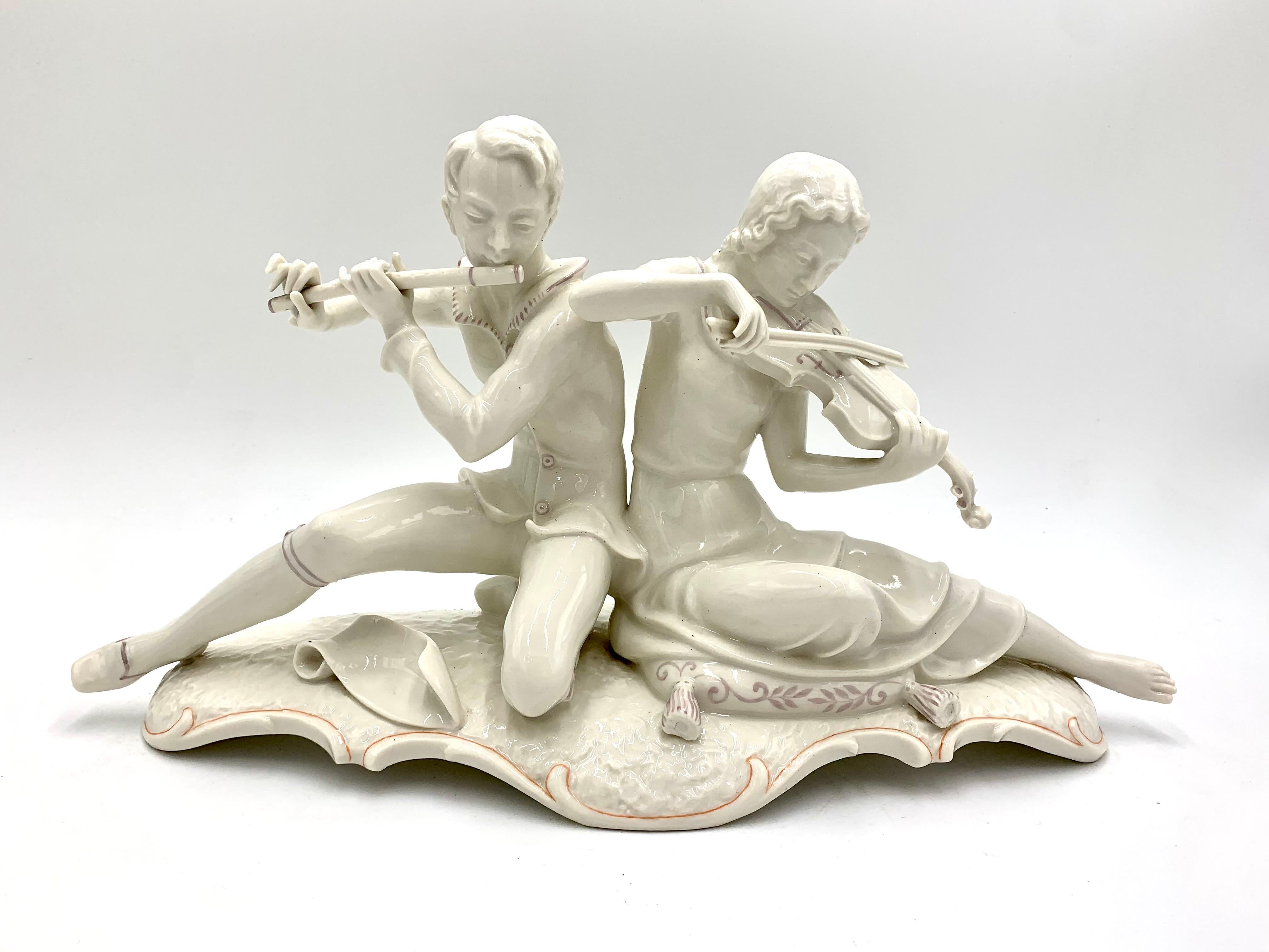 A large collectible figurine depicting a pair of musicians - a pair playing instruments.
Signed Hutschenreuther Selb - Germany Kunstabteilung. The mark used in the years 1955-68
Very good condition, no damage.
Dimensions: height 22 cm, width 40