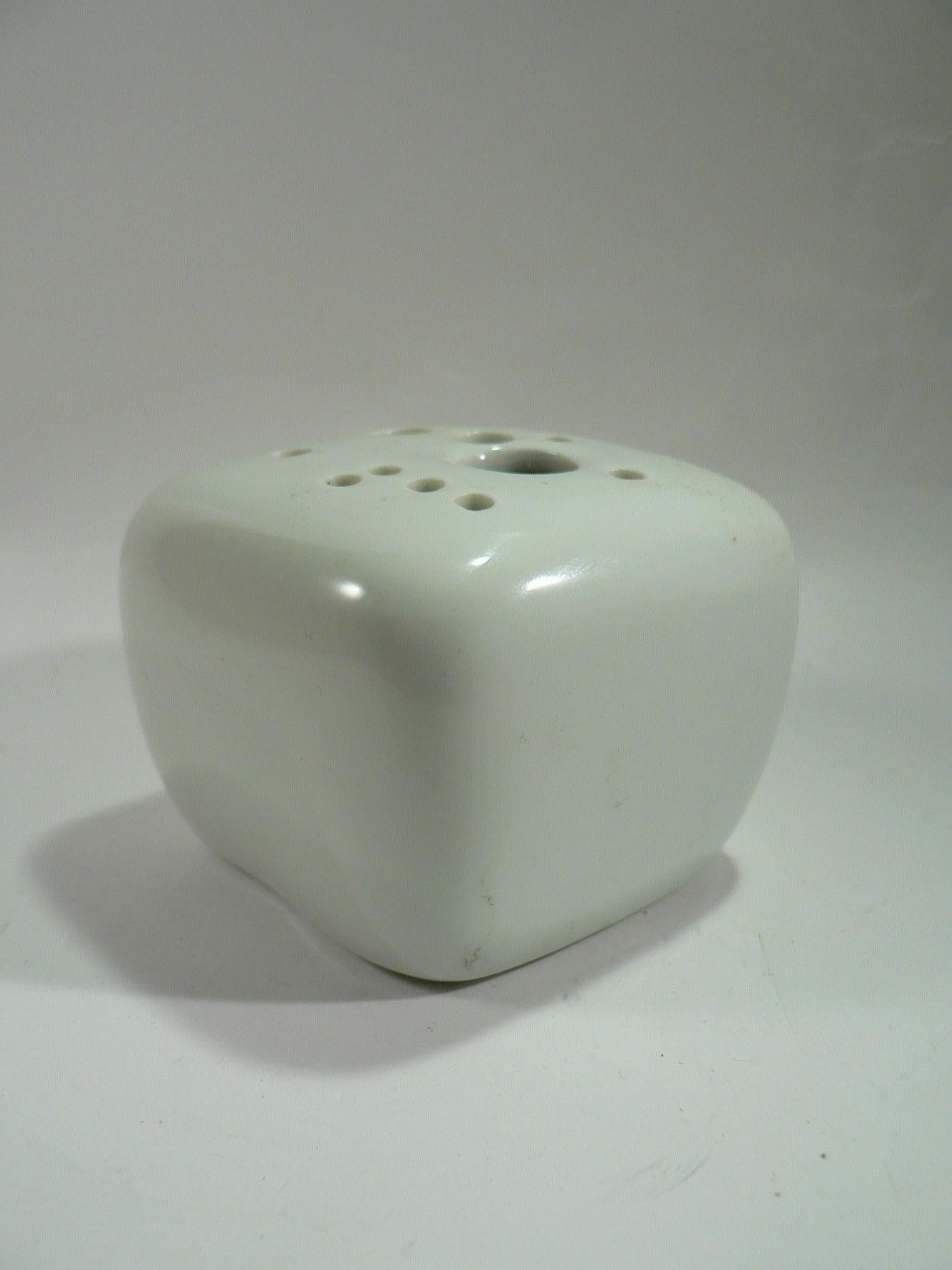 Pierre Lèbe (1929-2008) for Virebent
Rectangular-shaped white glazed porcelain flower holder.
Marked. Circa 1970.
Height: 5 cm - 
Diameter: 9 cm.