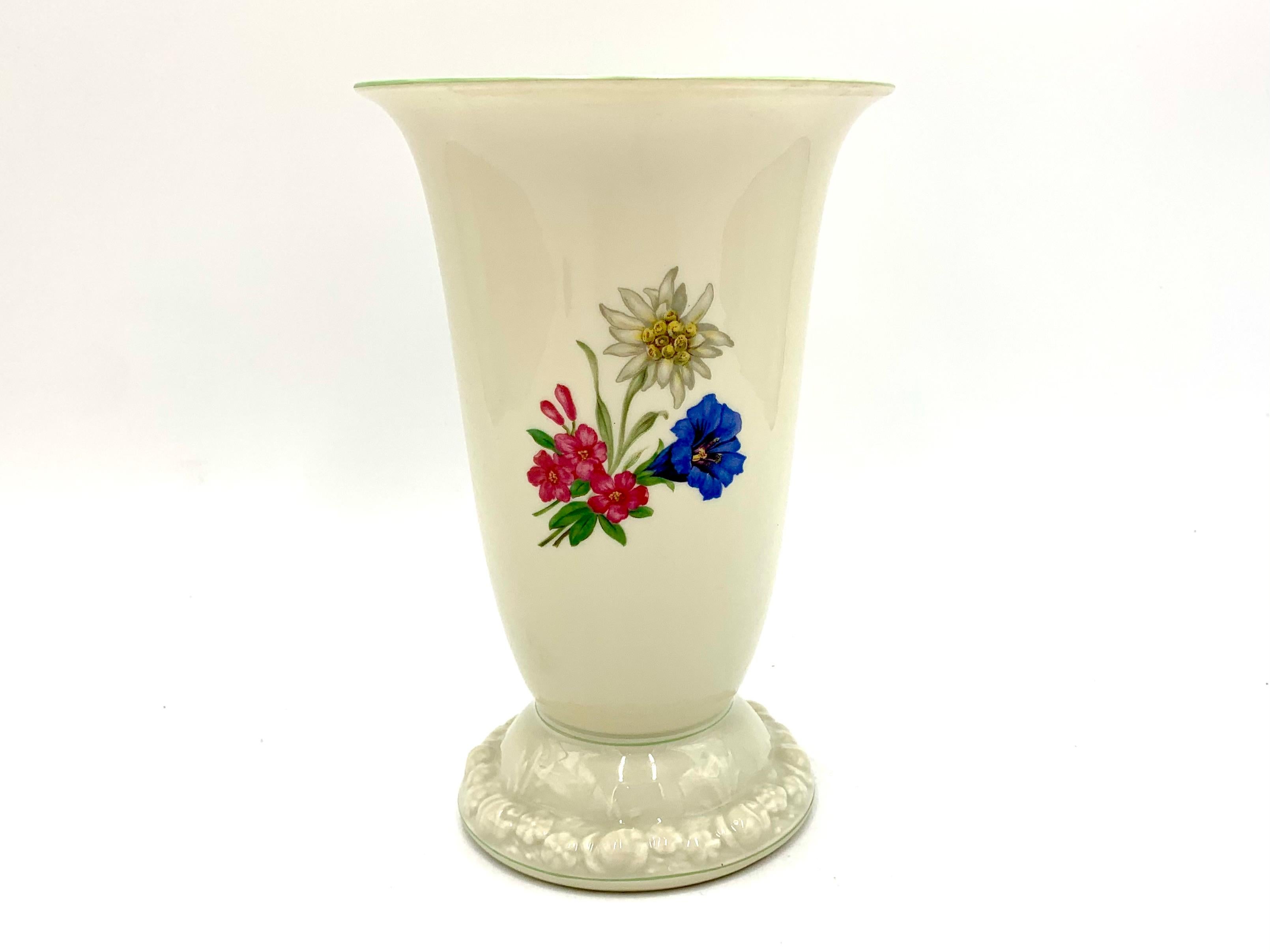 Porcelain vase with a beautiful floral pattern.
Made in Germany in the 1960s.
Signed H & Co. Selb Bavaria Heinrich.
Very good condition, no damage.
Measures: Height 22.5 cm / diameter 15 cm.