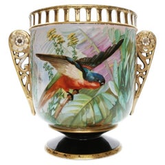 Pot de fleurs en porcelaine orné d'un perroquet, France, fin du XIXe - début du XXe siècle