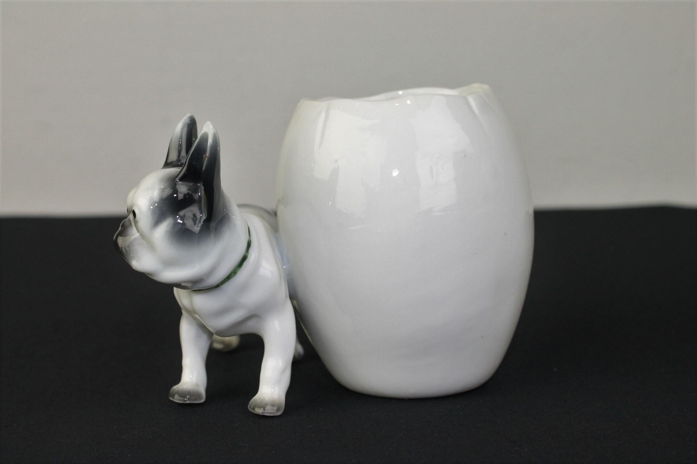 Französische Porzellan-Skulptur eines Bulldogges mit Aufbewahrungstopf oder Pflanzgefäß (Deutsch) im Angebot