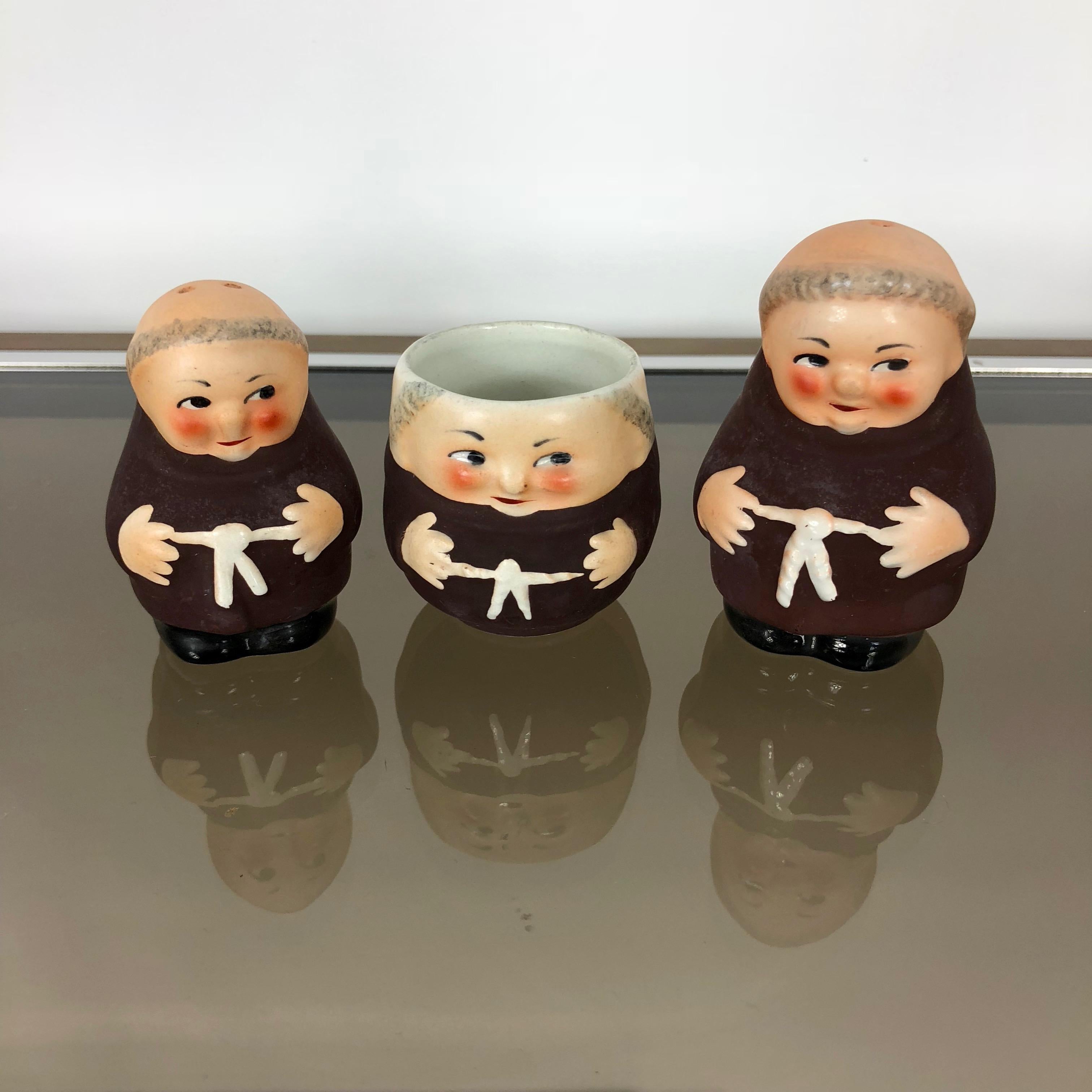 Porcelain Friars Salt and Pepper Set by Deruta Fratelli Niccacci In Good Condition For Sale In Rome, IT