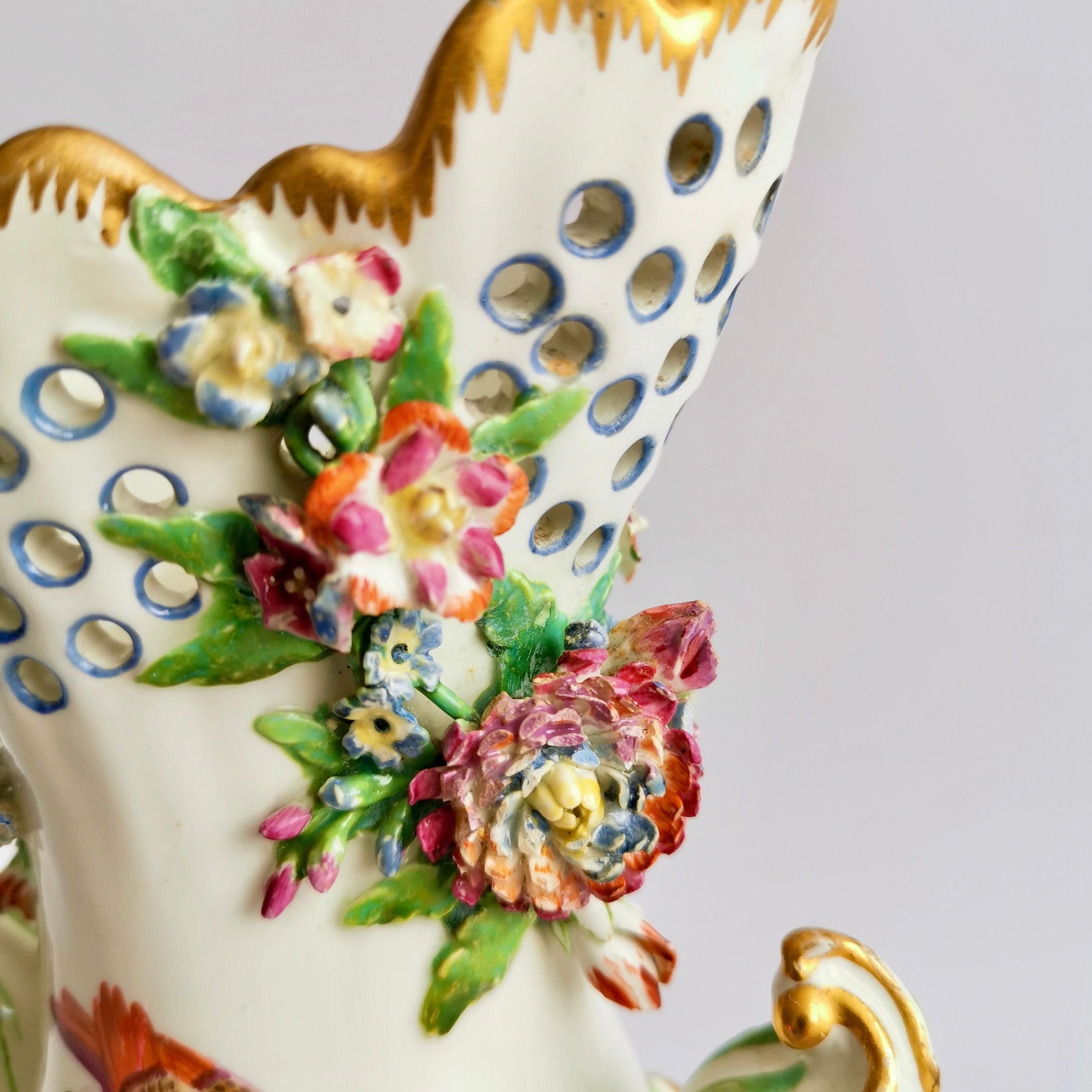 Chelsea Porcelain Frill Vase with Birds, Rococo ca 1760 In Good Condition For Sale In London, GB