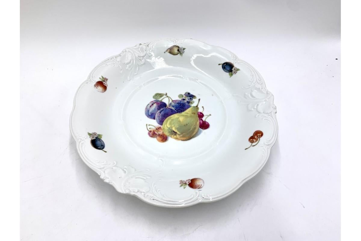 Porcelain fruit platter supported on a decorative leg, manufactured by Wawel, Poland in the 1960s. Very good condition, no damage.

Measures: Height 6 cm, diameter 31 cm