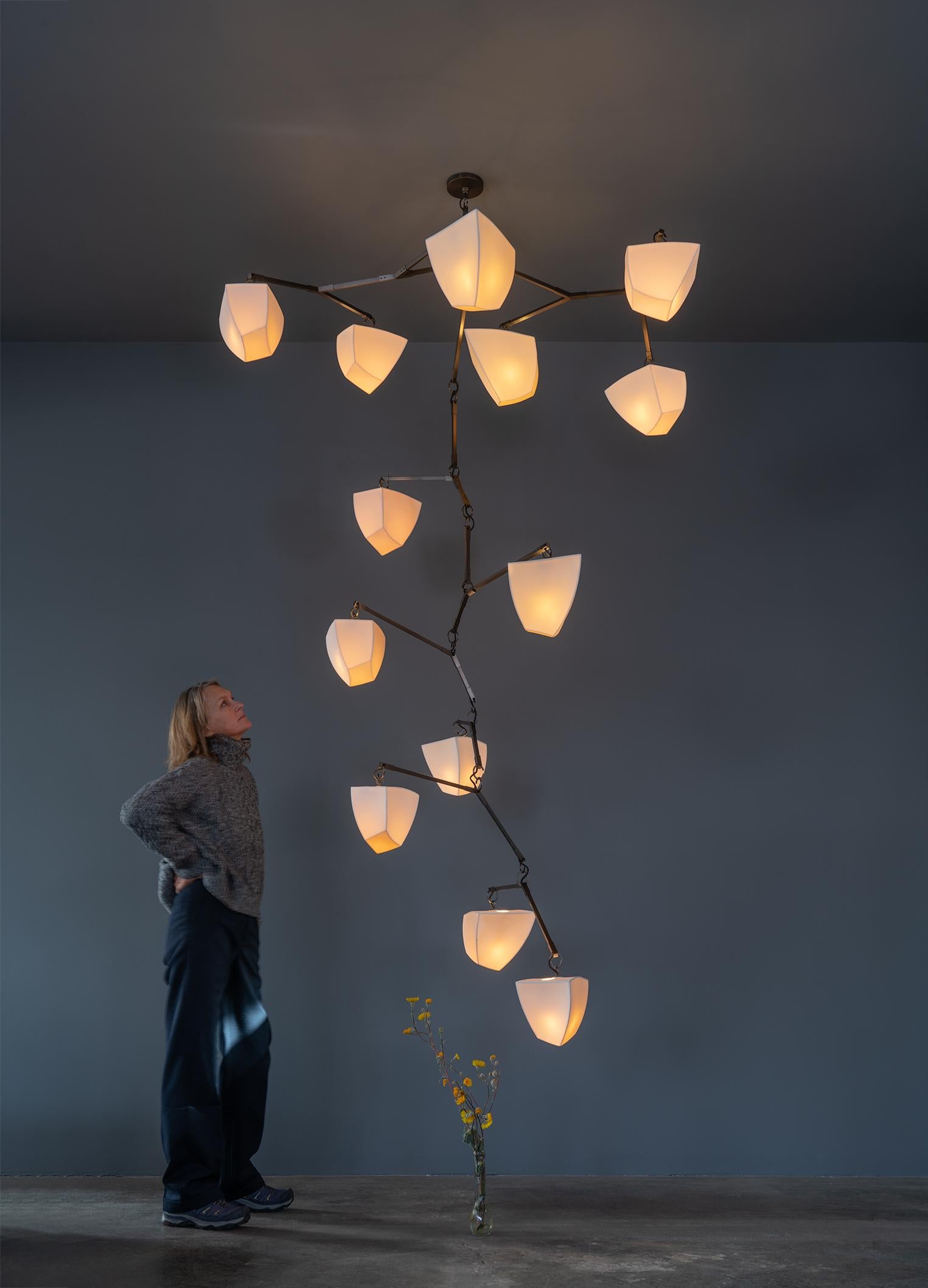 XXIe siècle et contemporain Lustre mobile Galaxy 13/laiton fabriqué à la main par Andrea Claire Studio en vente